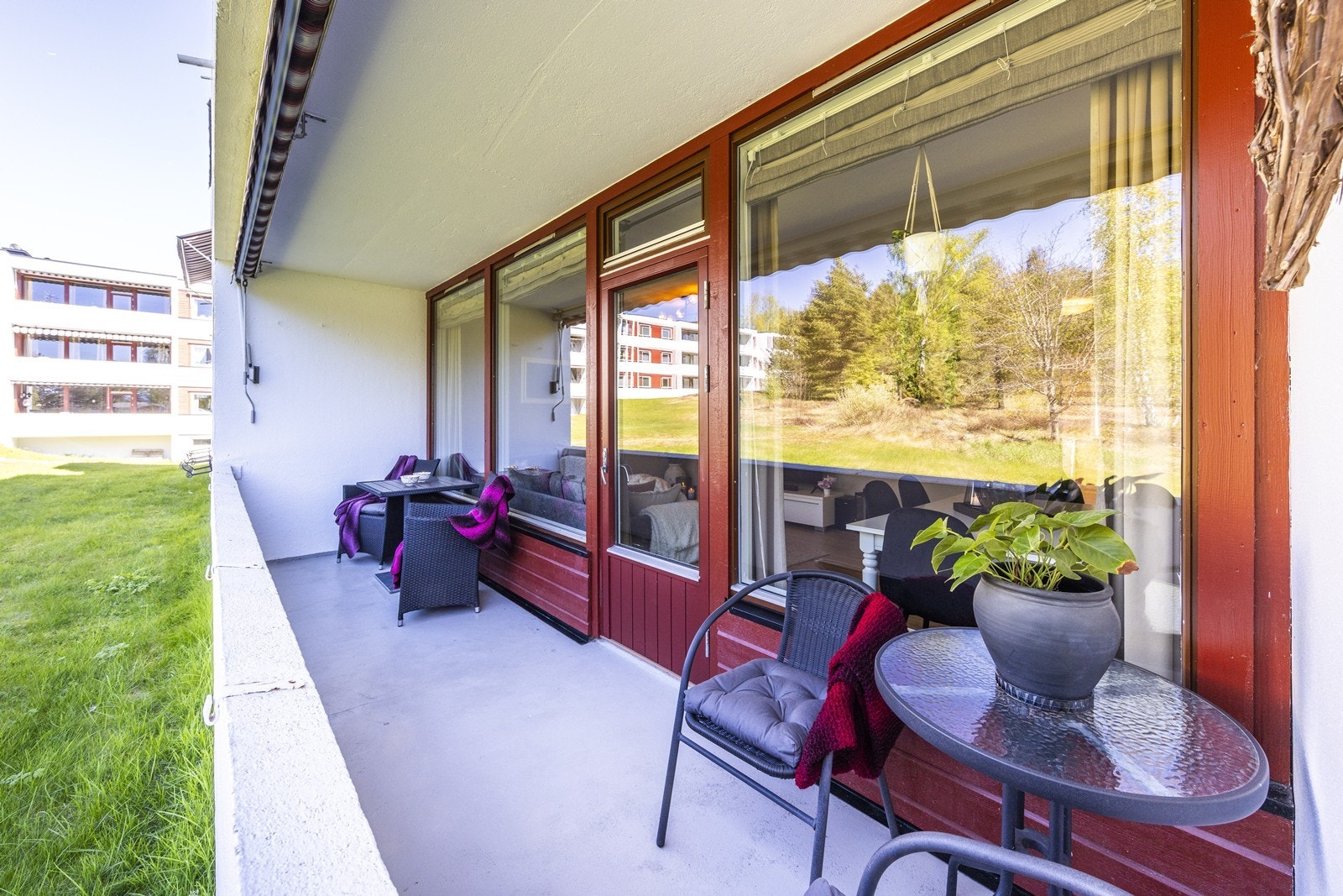 Fra stuen er det utgang til balkong med plass til en sittegruppe. Galleribilde