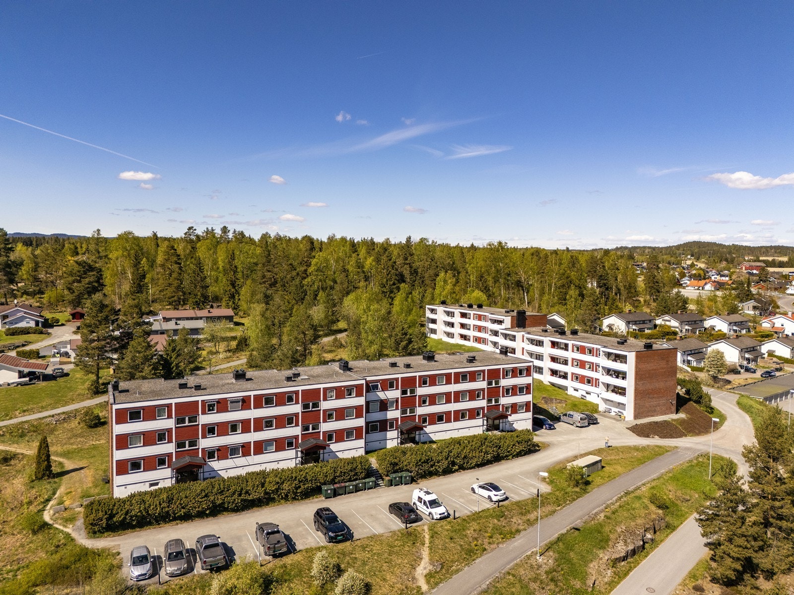 Parkering på felles parkeringsområde. Tomten er opparbeidet med plen og asfaltert adkomst. Galleribilde