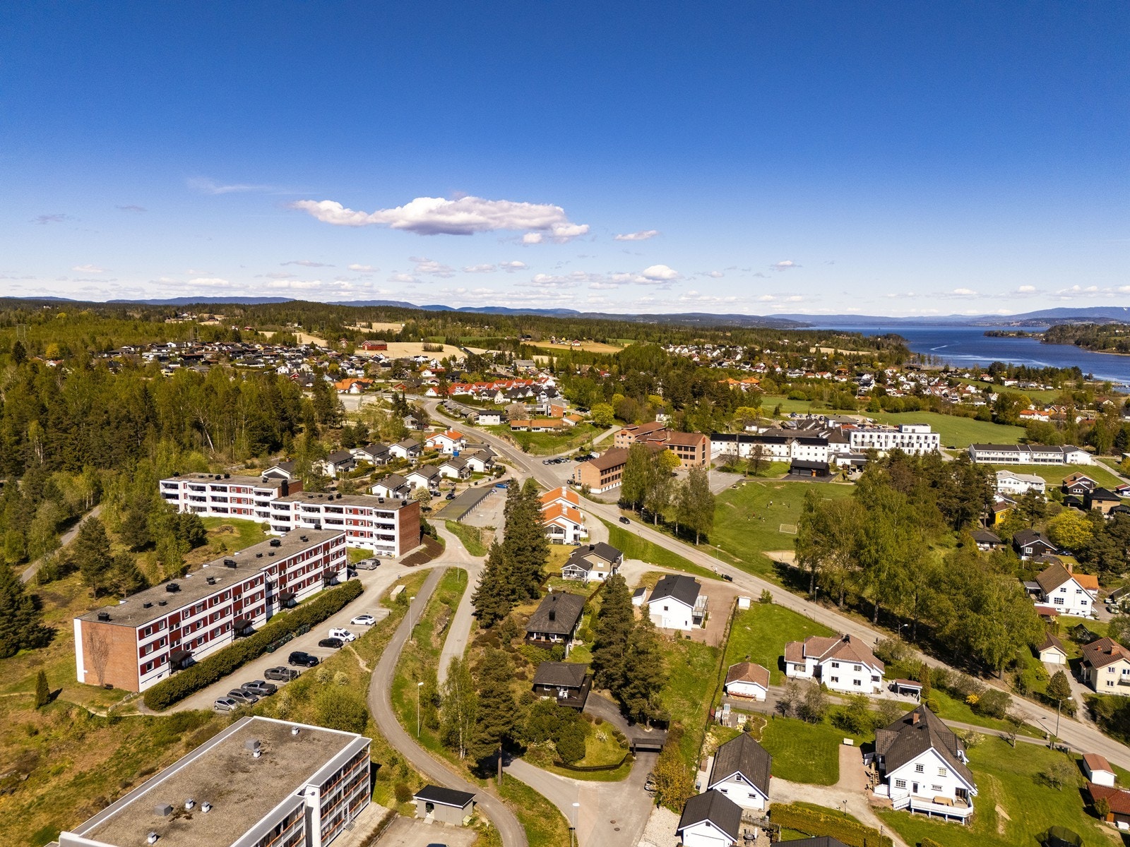 Både Vikersund barneskole og Nordre Modum ungdomsskole ligger i umiddelbar nærhet. Galleribilde