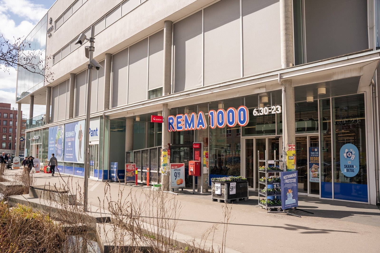 Dagligvarehandelen er enkel med både Rema 1000 og Kiwi i umiddelbar nærhet. Galleribilde