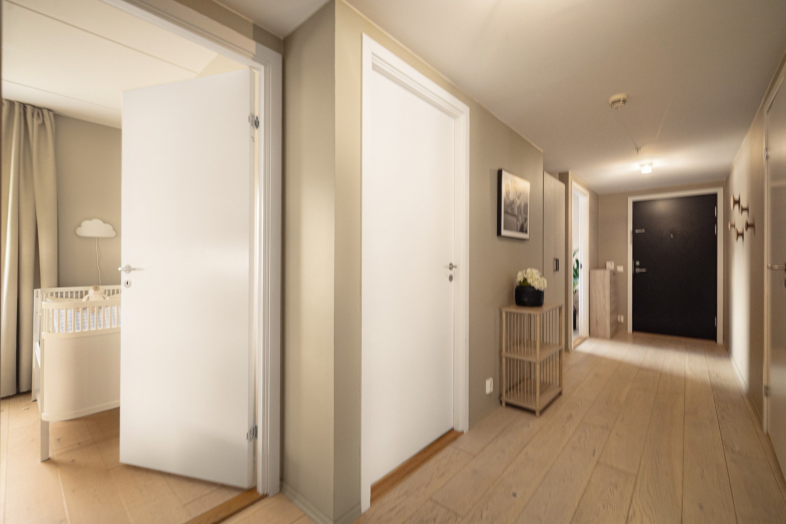 Entréen binder sammen leilighetens rom og har plass til garderobeløsning. Galleribilde