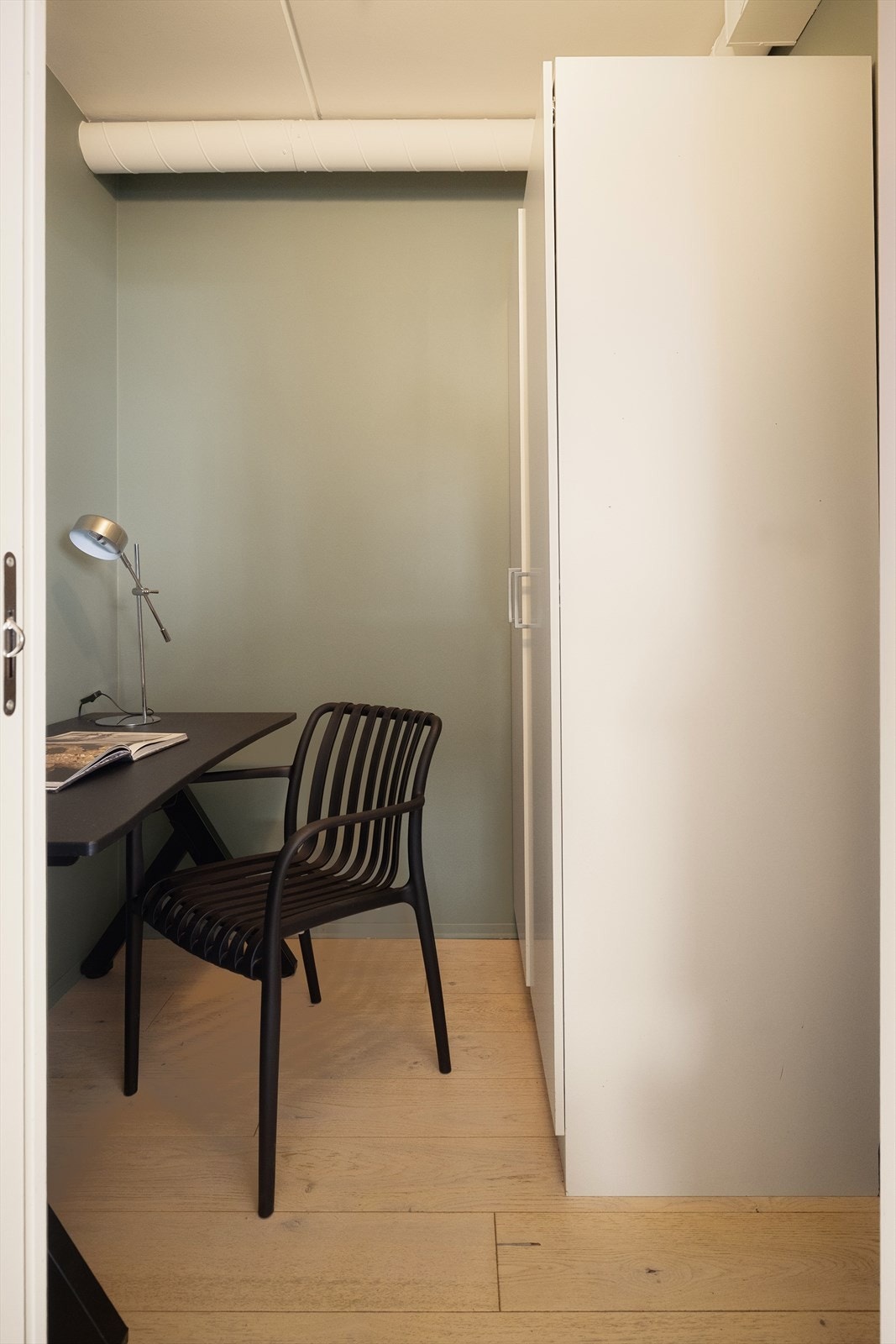 En innvendig bod gir fleksibel lagringsplass eller mulighet for en liten arbeidsplass. Galleribilde