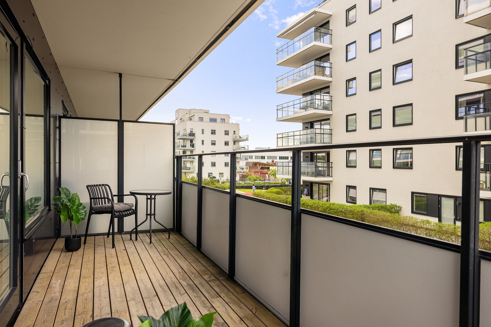 Den romslige, nordvestvendte balkongen har god plass til en sittegruppe. Galleribilde