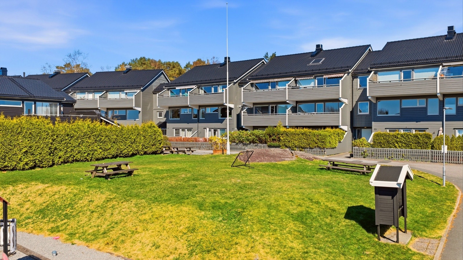 Frodig og skjermet fellesareal i borettslaget. Fin plass å samles med naboer Galleribilde