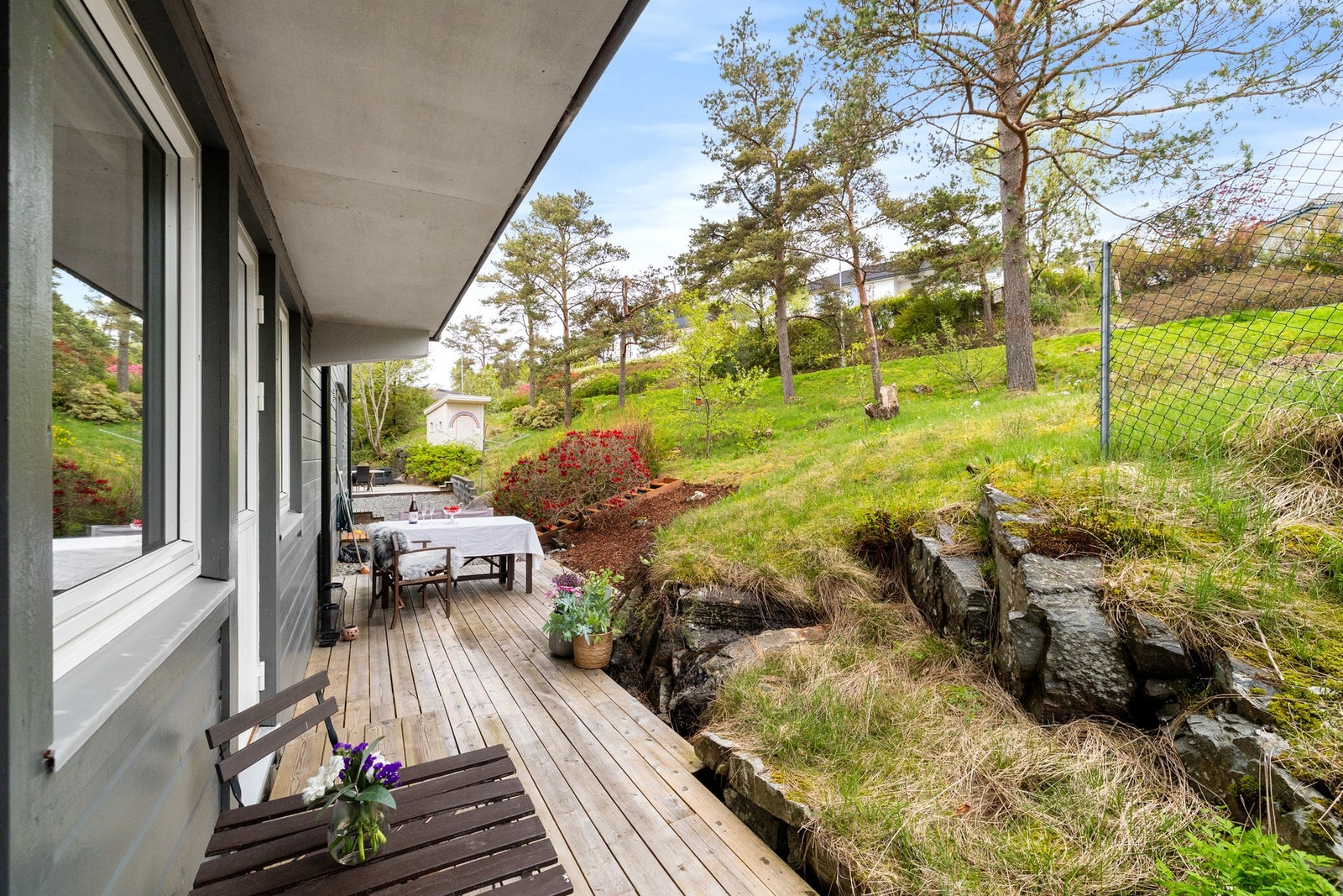 Fra soverommet har du utgang til hyggelig terrasse med morgensol. Galleribilde