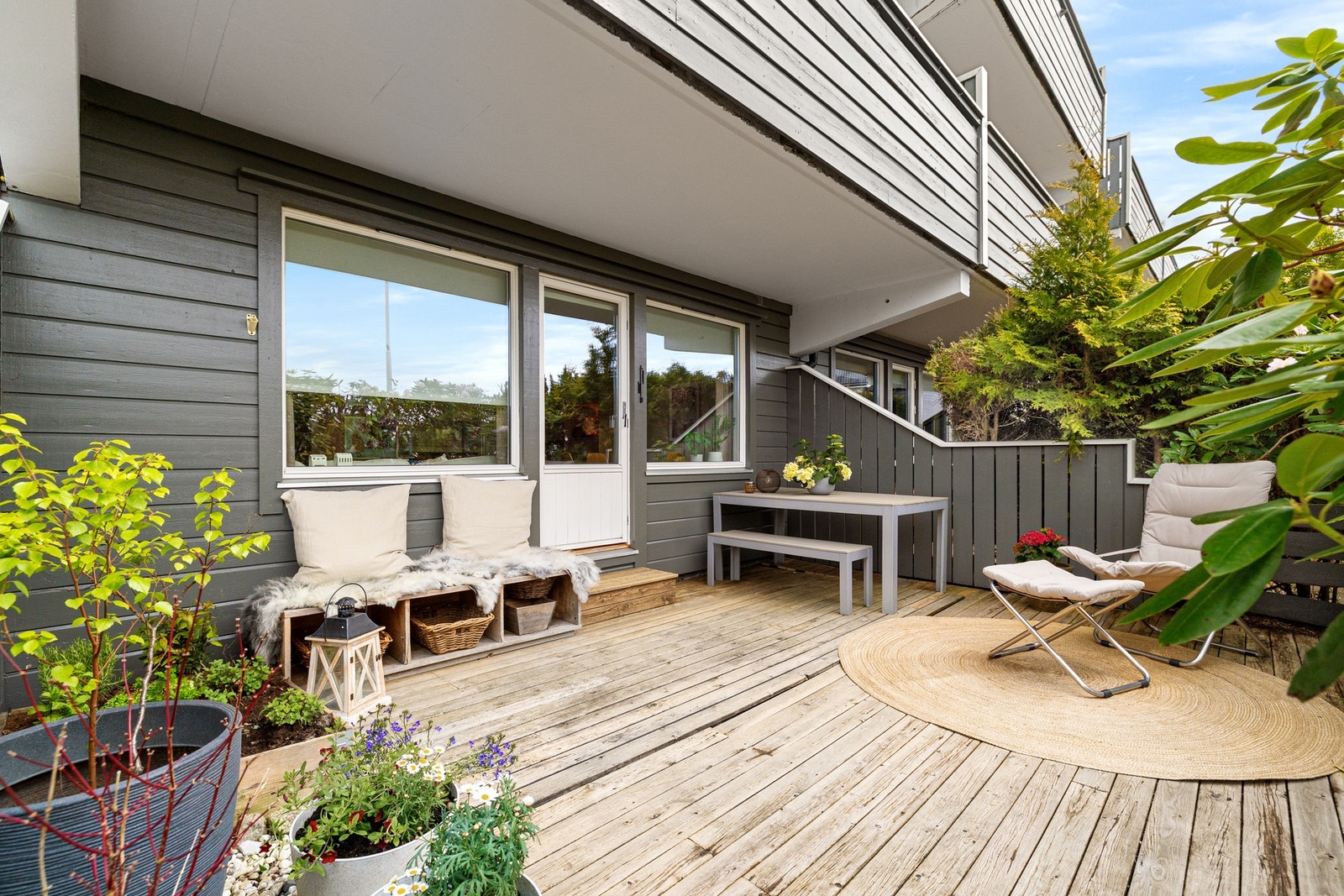 Fra stuen er det direkte utgang til sørvendt terrasse på over 18 kvm. Galleribilde