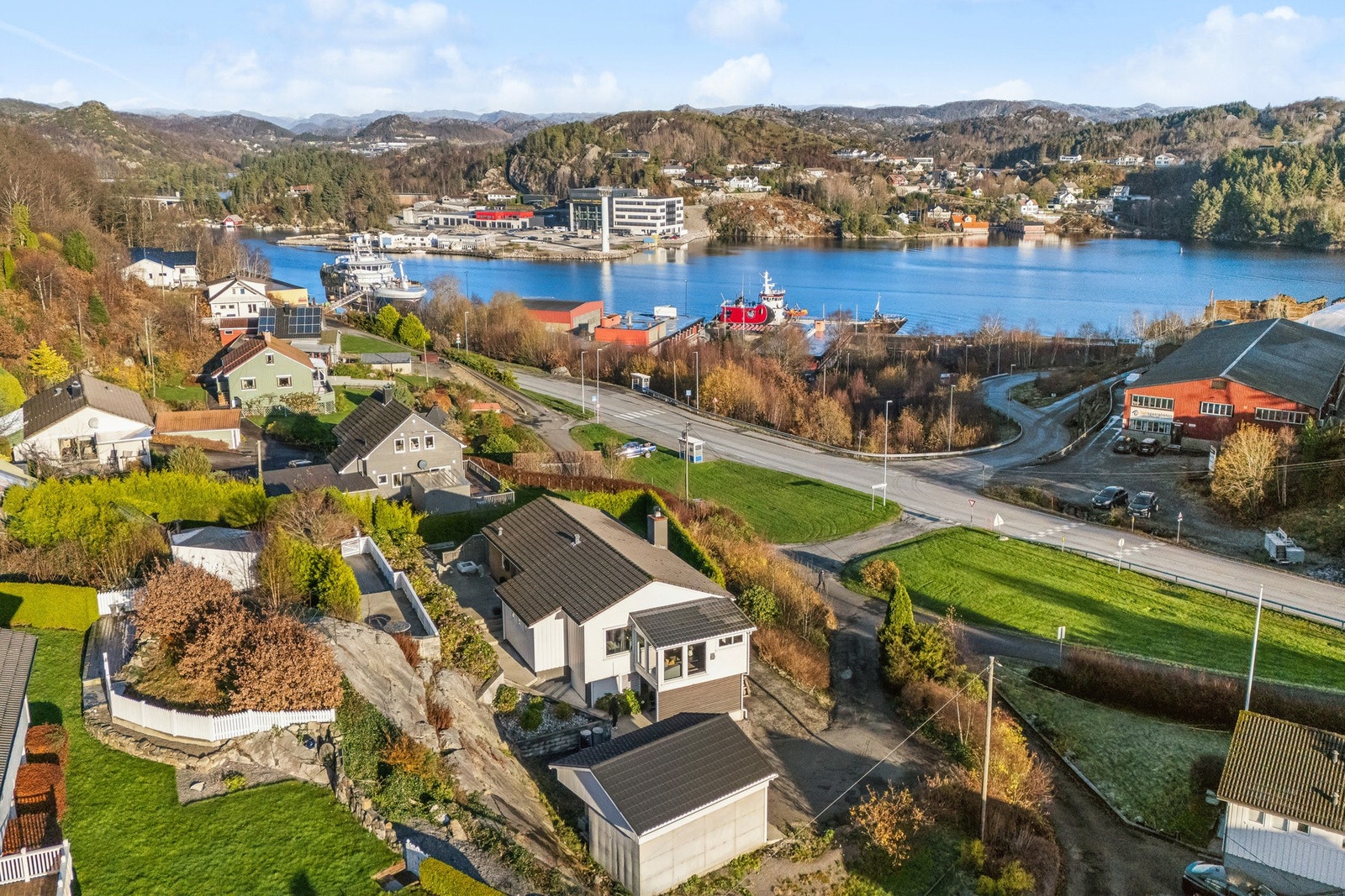 Boligen ligger i et attraktivt og etablert boligområde på idylliske Søndre Eigerøy - kun ca. 3 km fra Egersund sentrum. Her får du nærhet til alt du trenger: dagligvarebutikk, skoler, barnehager, flotte badeplasser, turstier og idrettsanlegg. Galleribilde