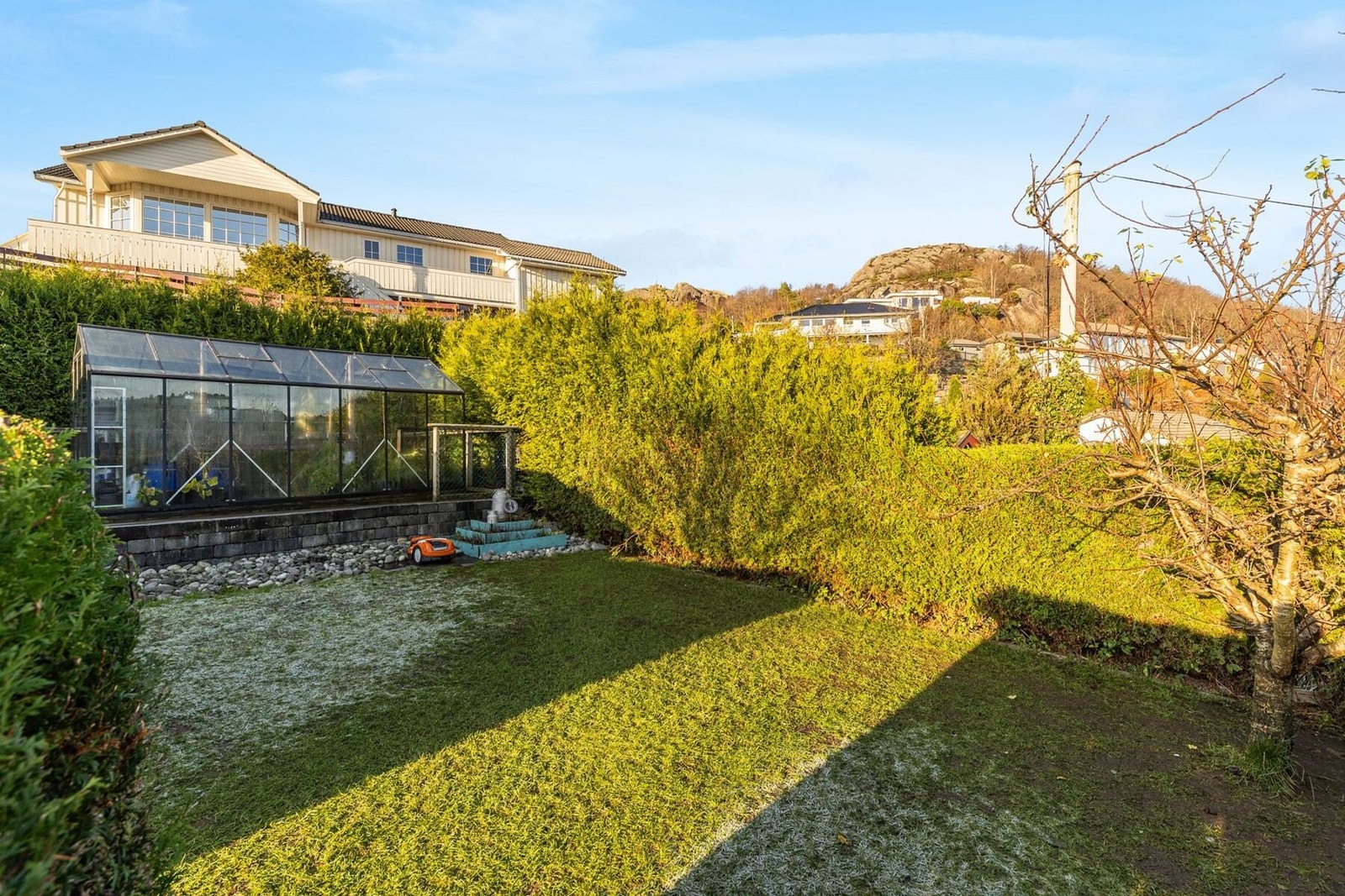 Forleng sesongen og få grønne gleder året rundt! Med et drivhus skaper du perfekte vekstforhold for blomster, urter og grønnsaker - uansett vær. En investering i friskere mat, vakrere hage og ren dyrkeglede! Galleribilde