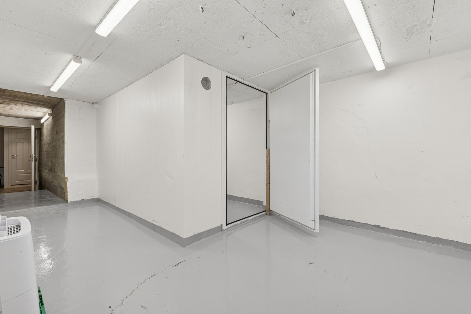 Gang med adkomst til kjølerom. Gangen har egen utgang. Galleribilde