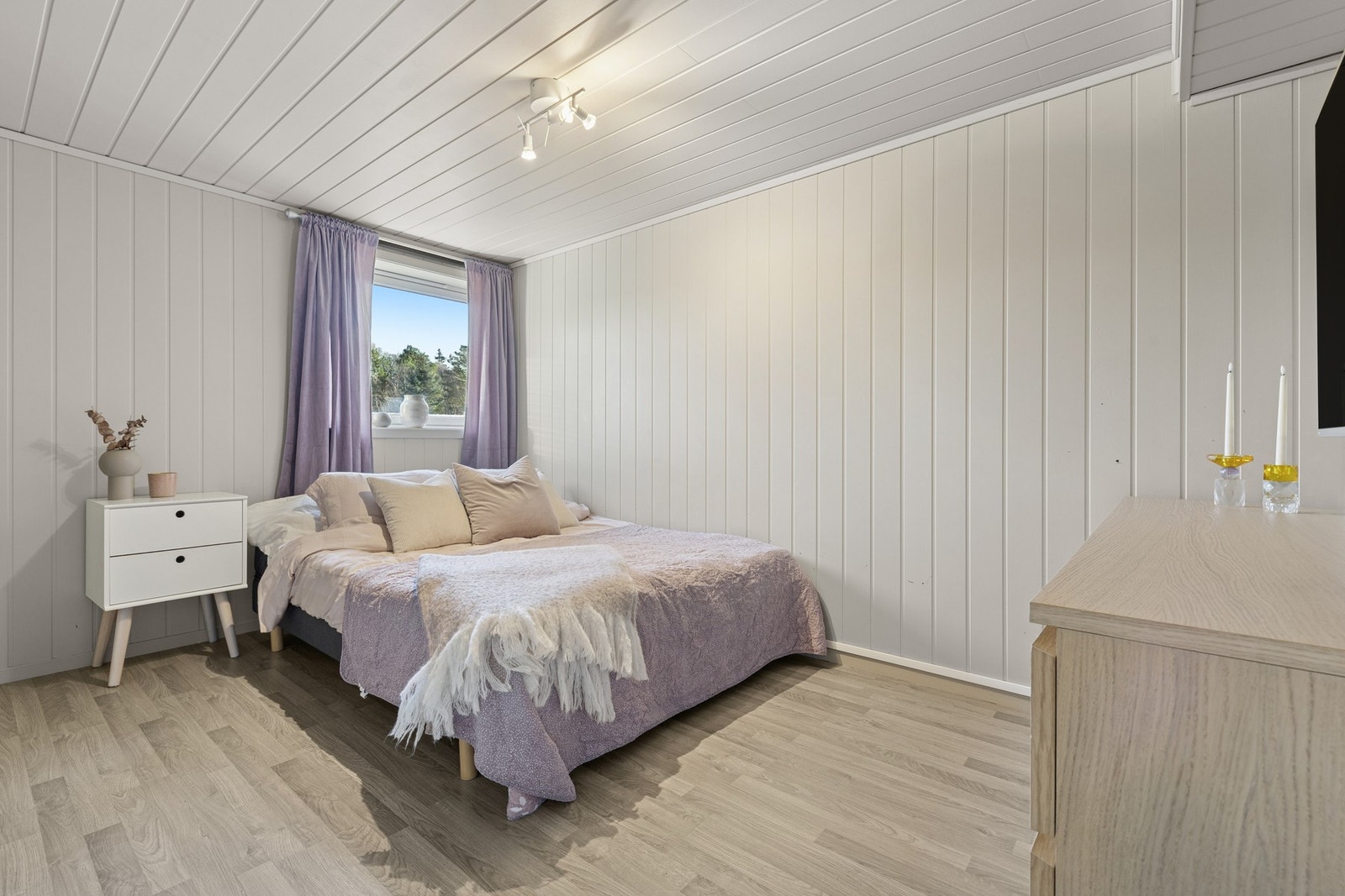 Kjeller er innredet med 4 stk soverom som er bruksendret og godkjent den 08.04.2026. Galleribilde