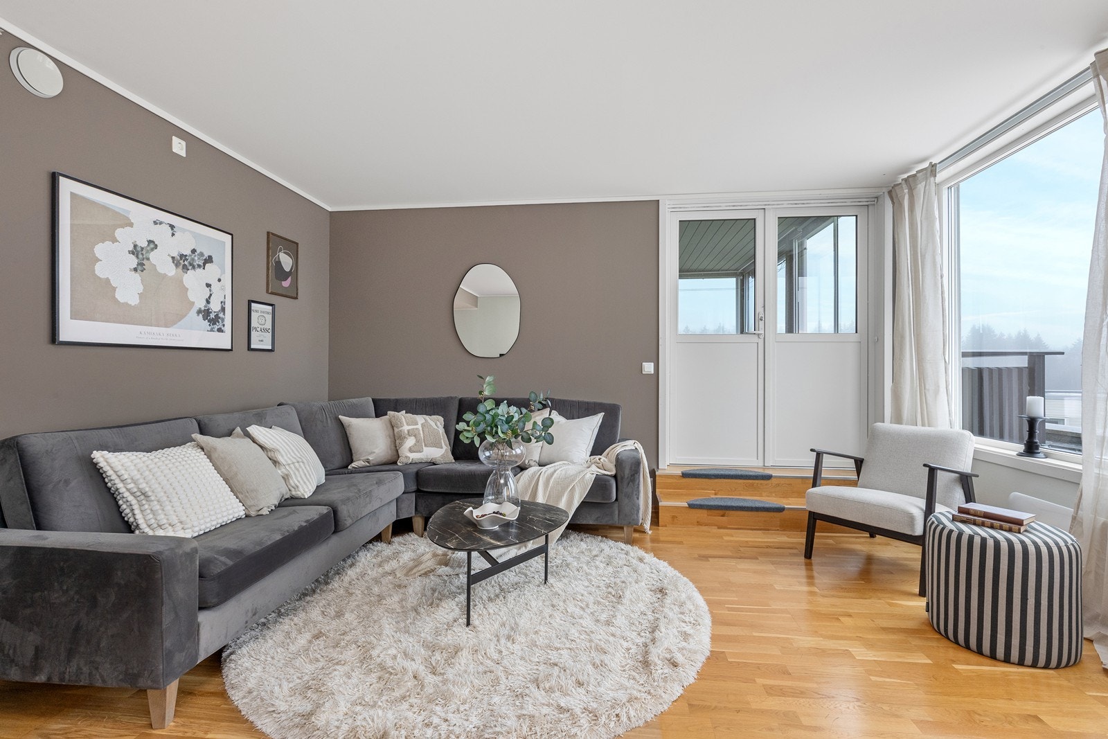 I stuen er det god plass til en større sofagruppe. Galleribilde
