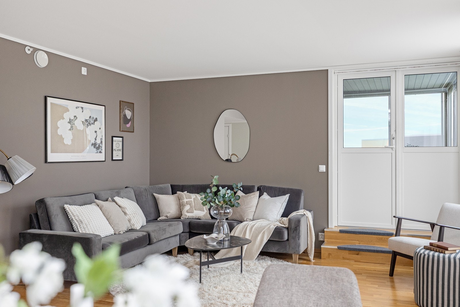 Fra stuen er det utgang til balkong. Galleribilde