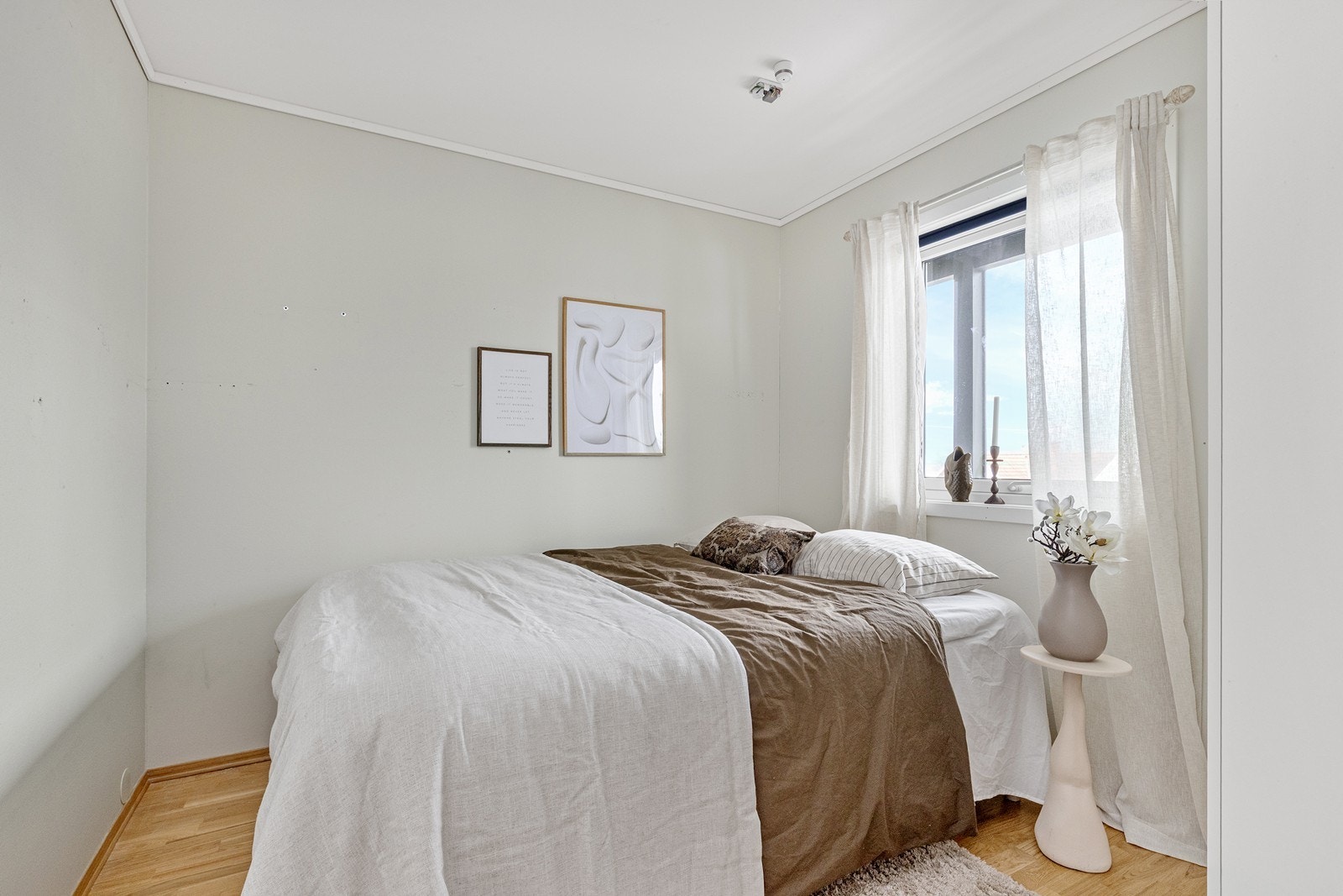 Soverom (1) har god plass til dobbeltseng med nattbord. Galleribilde
