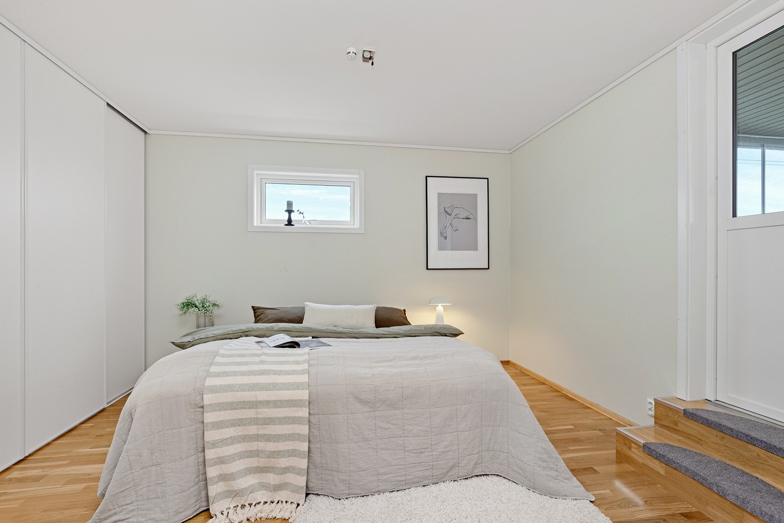 Soverom (2) har skyvedørsgarderobe. Galleribilde