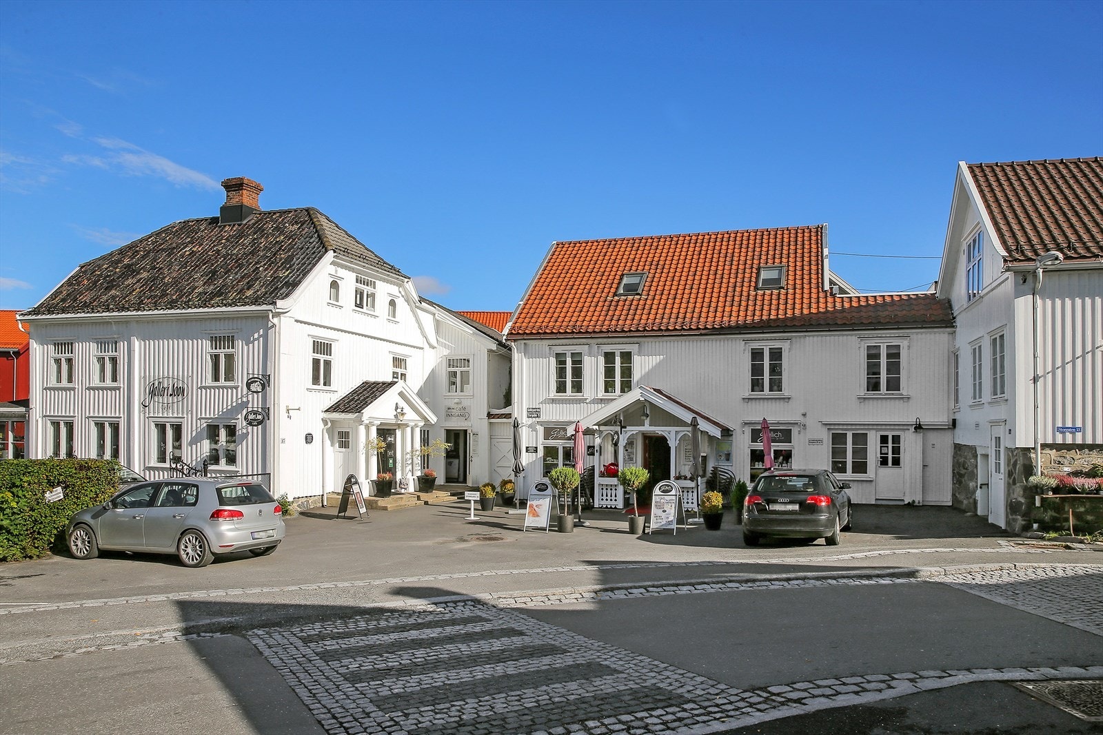 I sentrum er det også Galleri, blomsterbutikk og landhandler.jpg Galleribilde