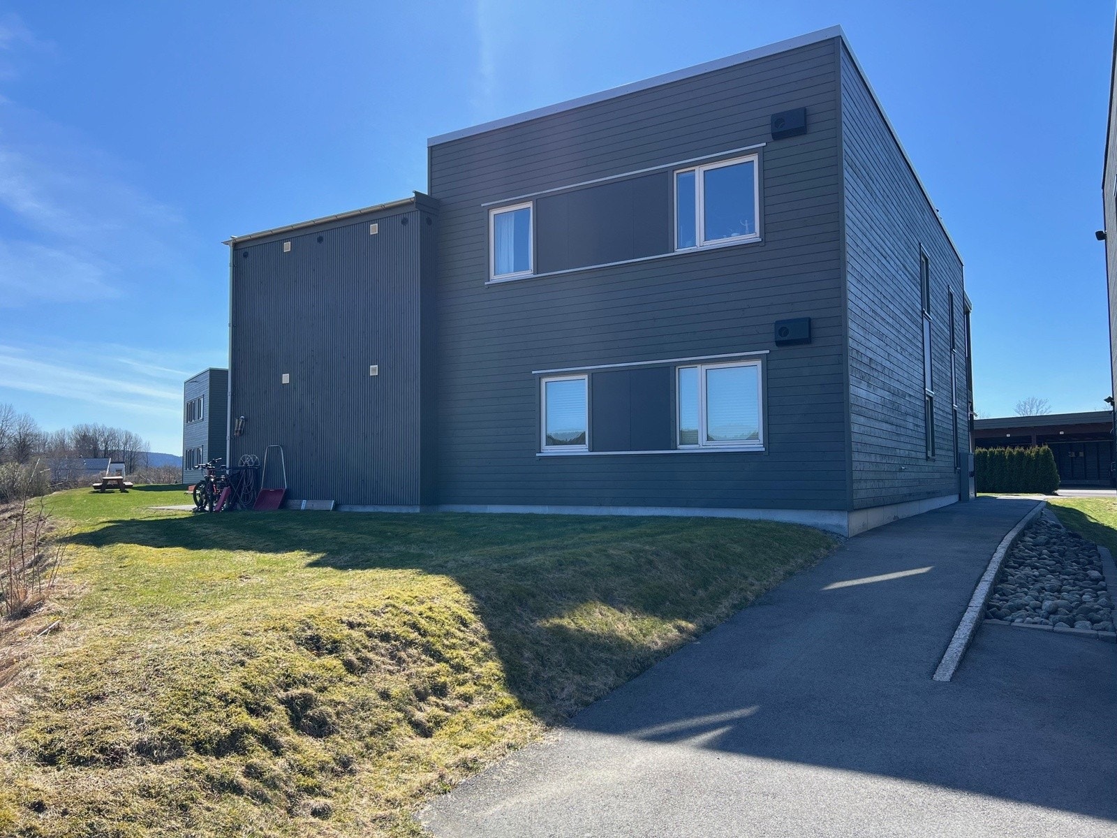 baksiden av bygget, her ligger det 2 soverom mot stille område. Galleribilde