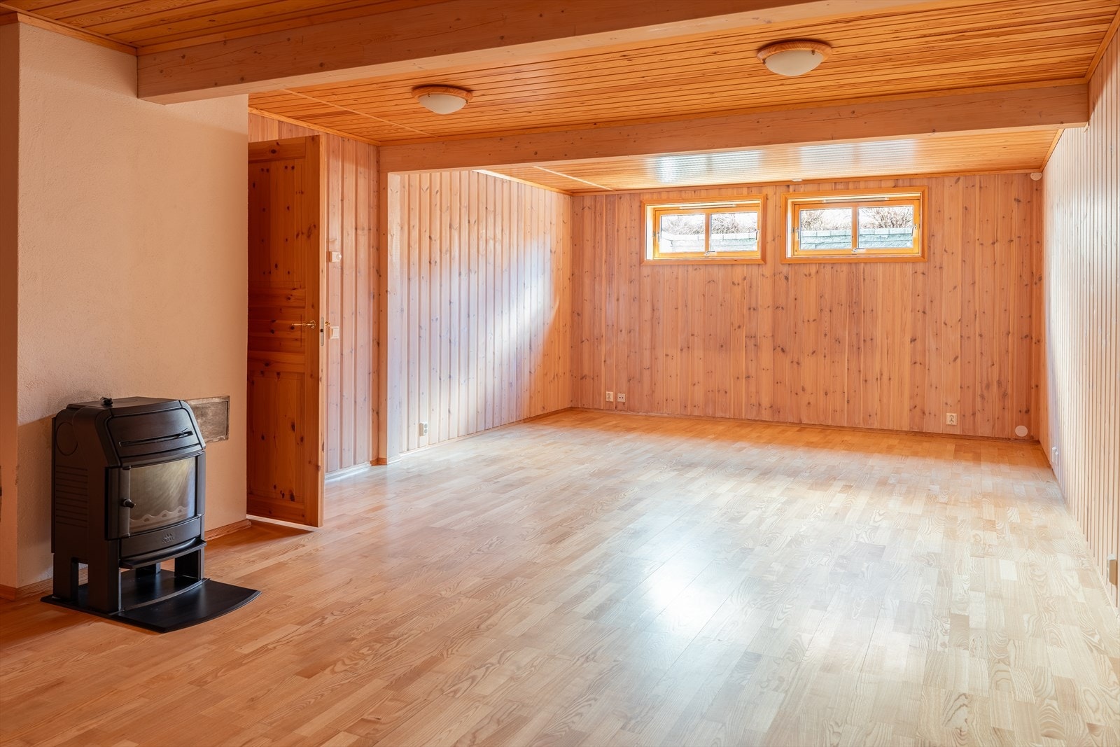 I kjelleren finner vi stor kjellerstue på 36 m², 3 boder, teknisk rom og et bad. Galleribilde