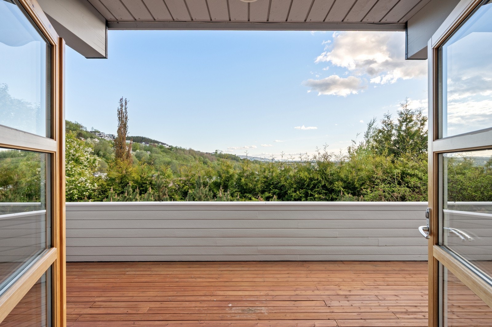 Fra stuen er det direkte adgang til terrasse på hele 25 m². Galleribilde