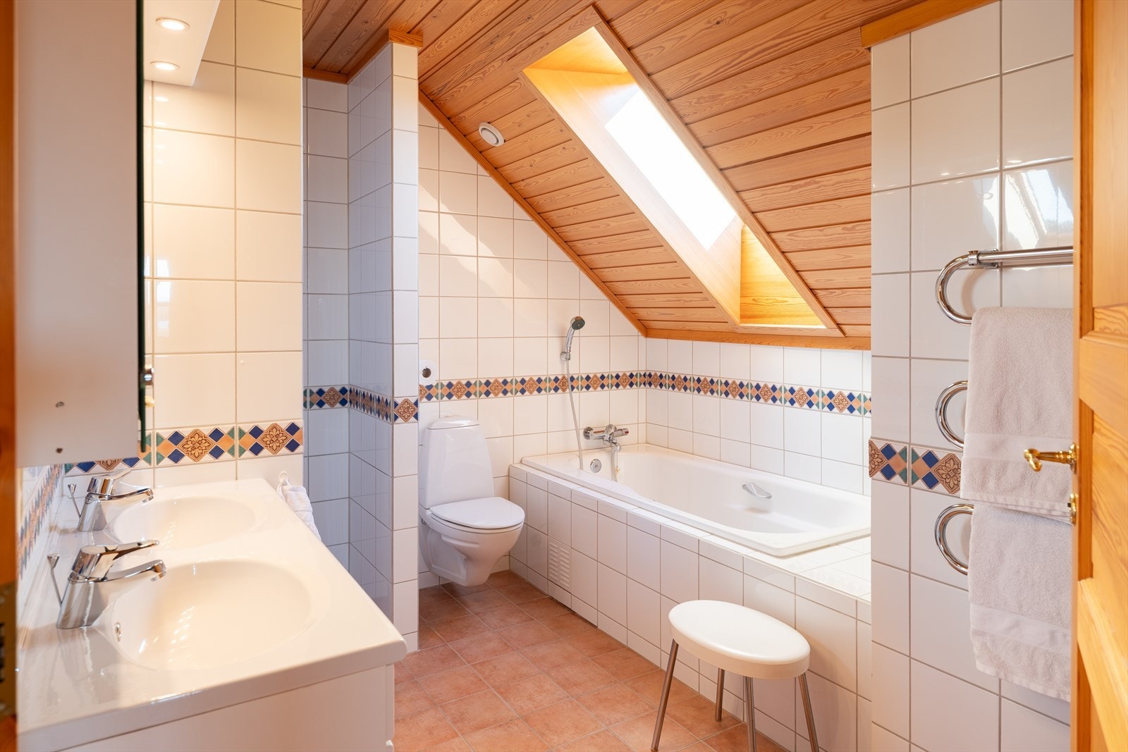 Dette badet måler 6,5 m² og er utstyrt med både dusj og badekar. Galleribilde