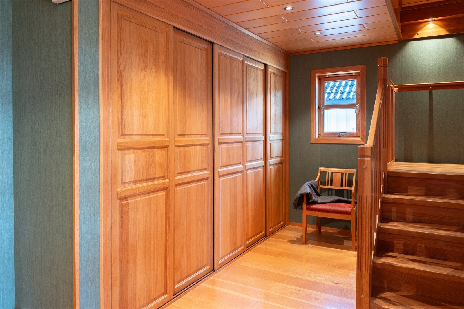 Stor skyvedørsgarderobe som gir godt med lagringsplass. Galleribilde