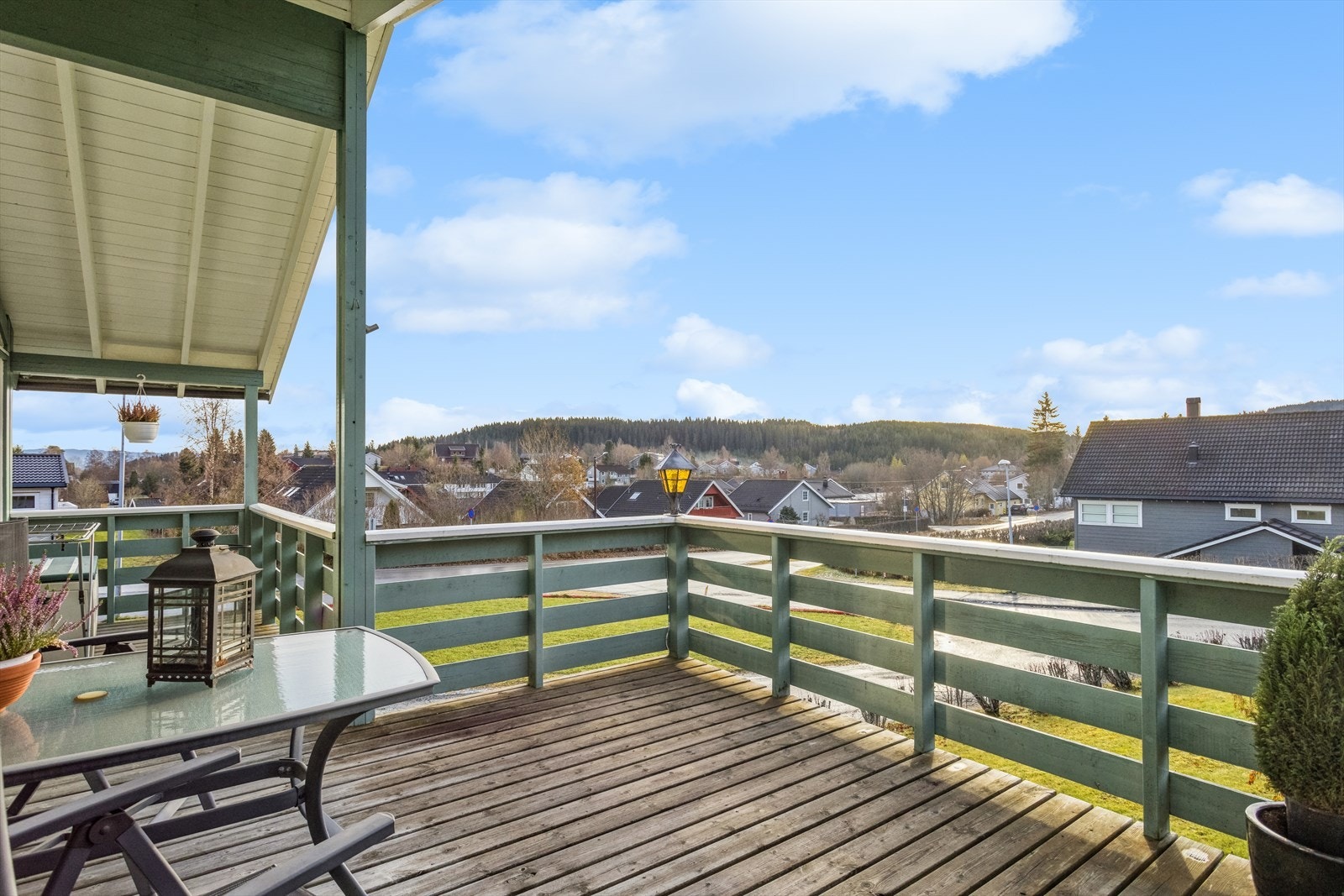 Fra terrassen har du utsyn over nabolaget og de skogkledde åsene. Galleribilde