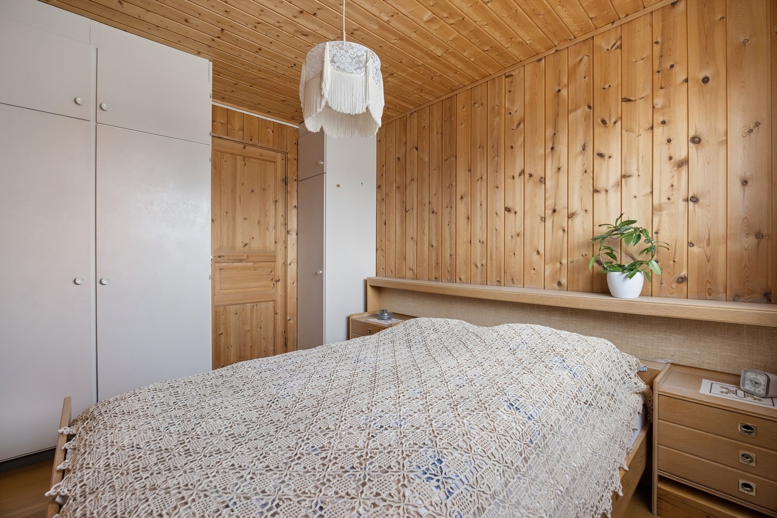 Hovedsoverommet har god plass til både dobbeltseng og garderobeløsninger. Galleribilde