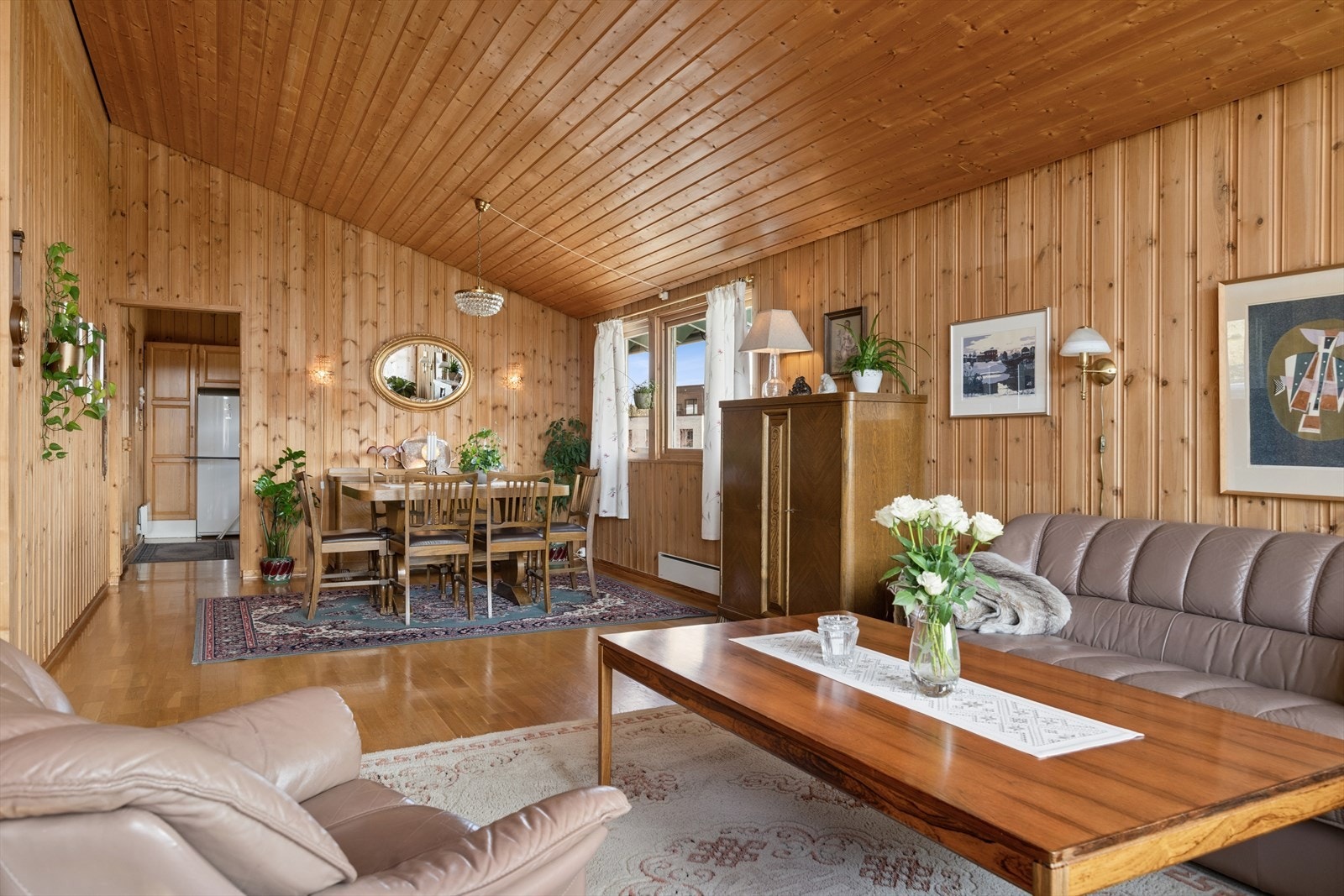 En naturlig plass for spisestue i tilknytning til både stue og kjøkken. Galleribilde