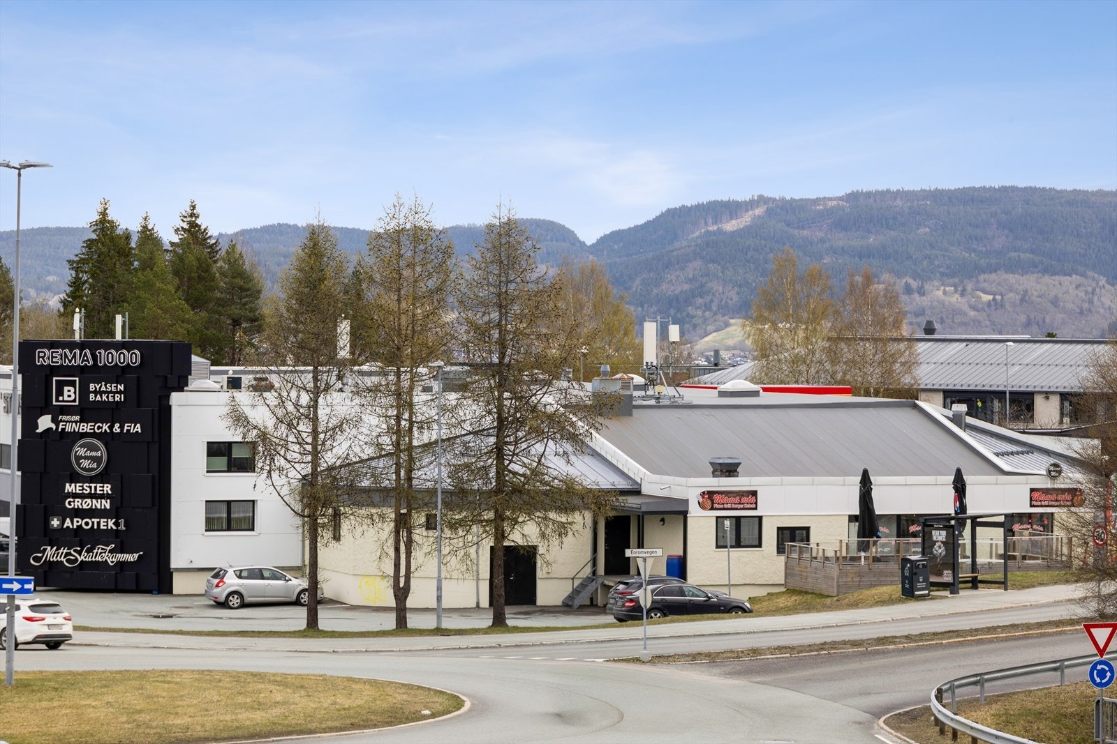 Kort vei til Stavset senter, hvor du finner blant annet Rema 1000, apotek og bakeri. Galleribilde