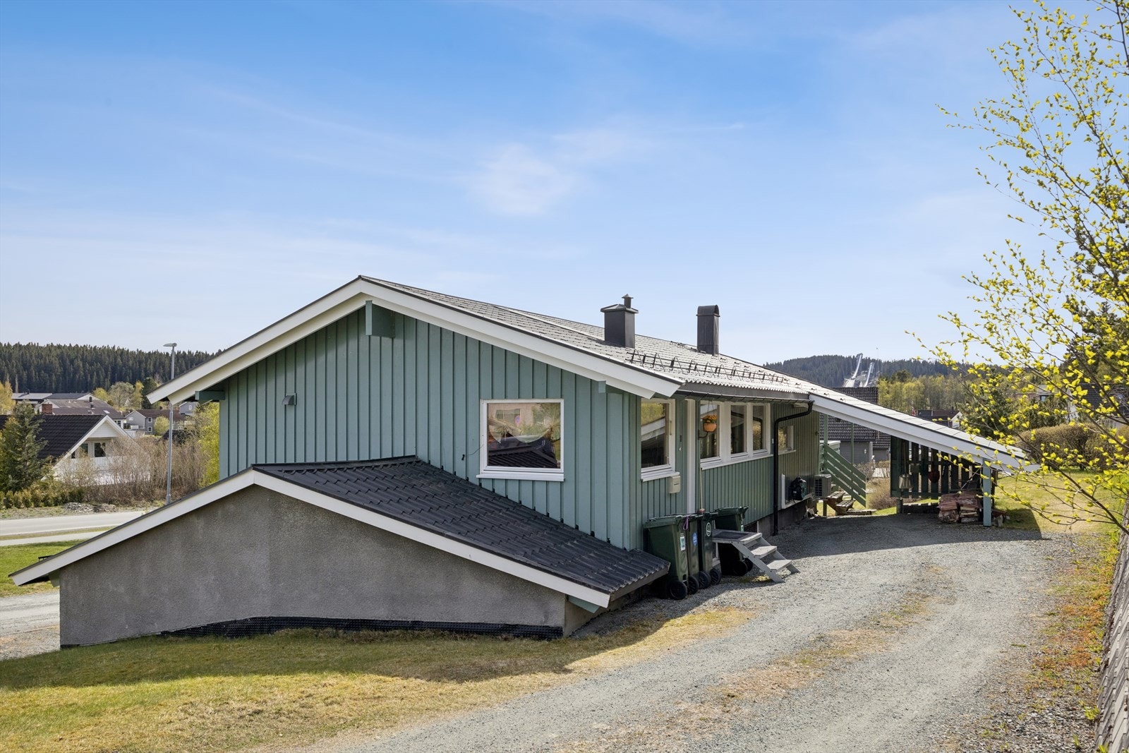 Med Bymarka som nærmeste nabo, ligger denne boligen i et etablert og rolig boligområde på Byåsen. Galleribilde