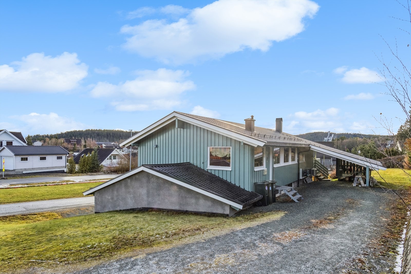 Gode parkeringsmuligheter med både integrert garasje, carport og ytterligere plass på egen tomt. Galleribilde