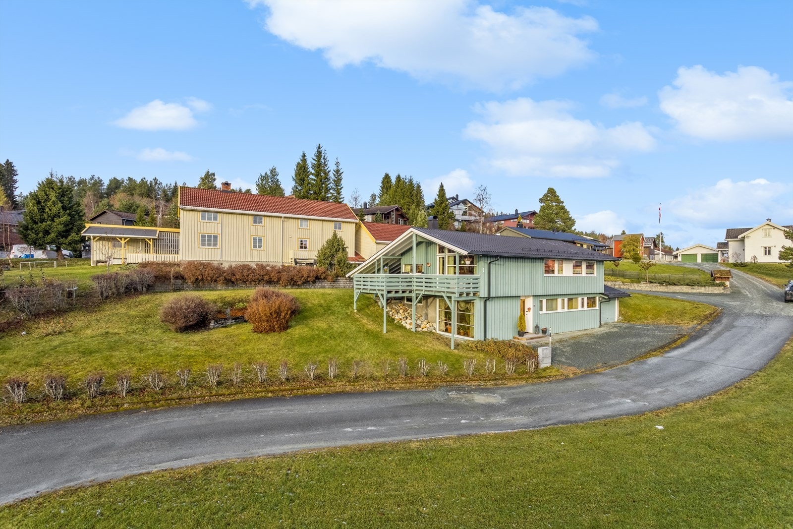 En innholdsrik enebolig med stor eiertomt og betydelig potensial, beliggende i et rolig og etablert nabolag i Nilsbyen på Byåsen. Galleribilde