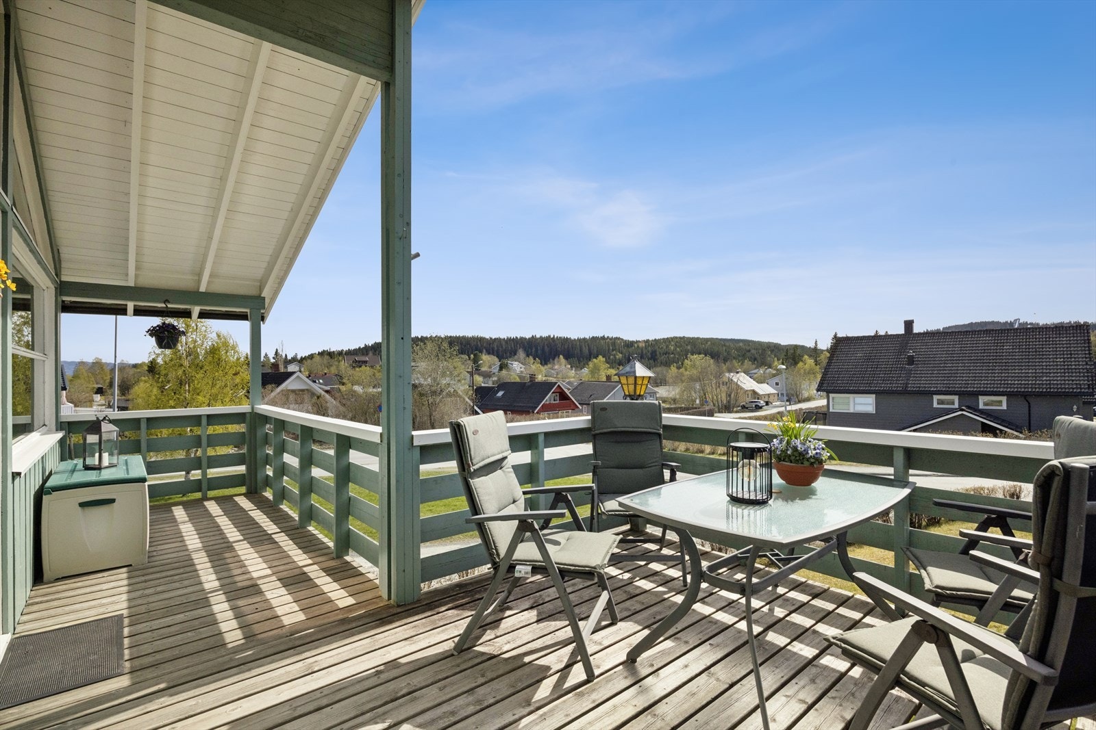Solrik terrasse med pen utsikt og til stor glede på gode og varme sommerdager. Galleribilde