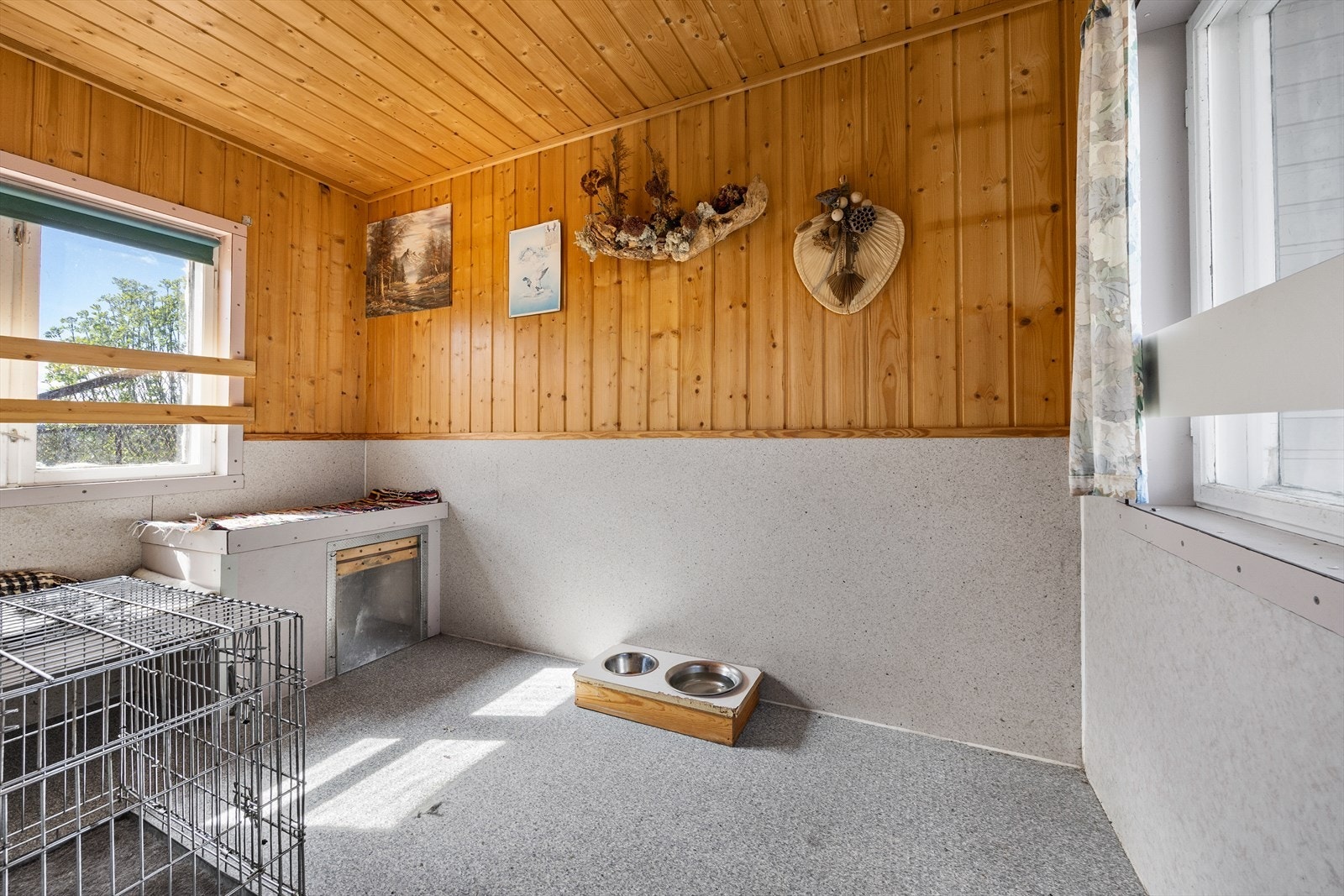 Innvendig er hundehuset innredet med egne båser og fôringsplass. Galleribilde