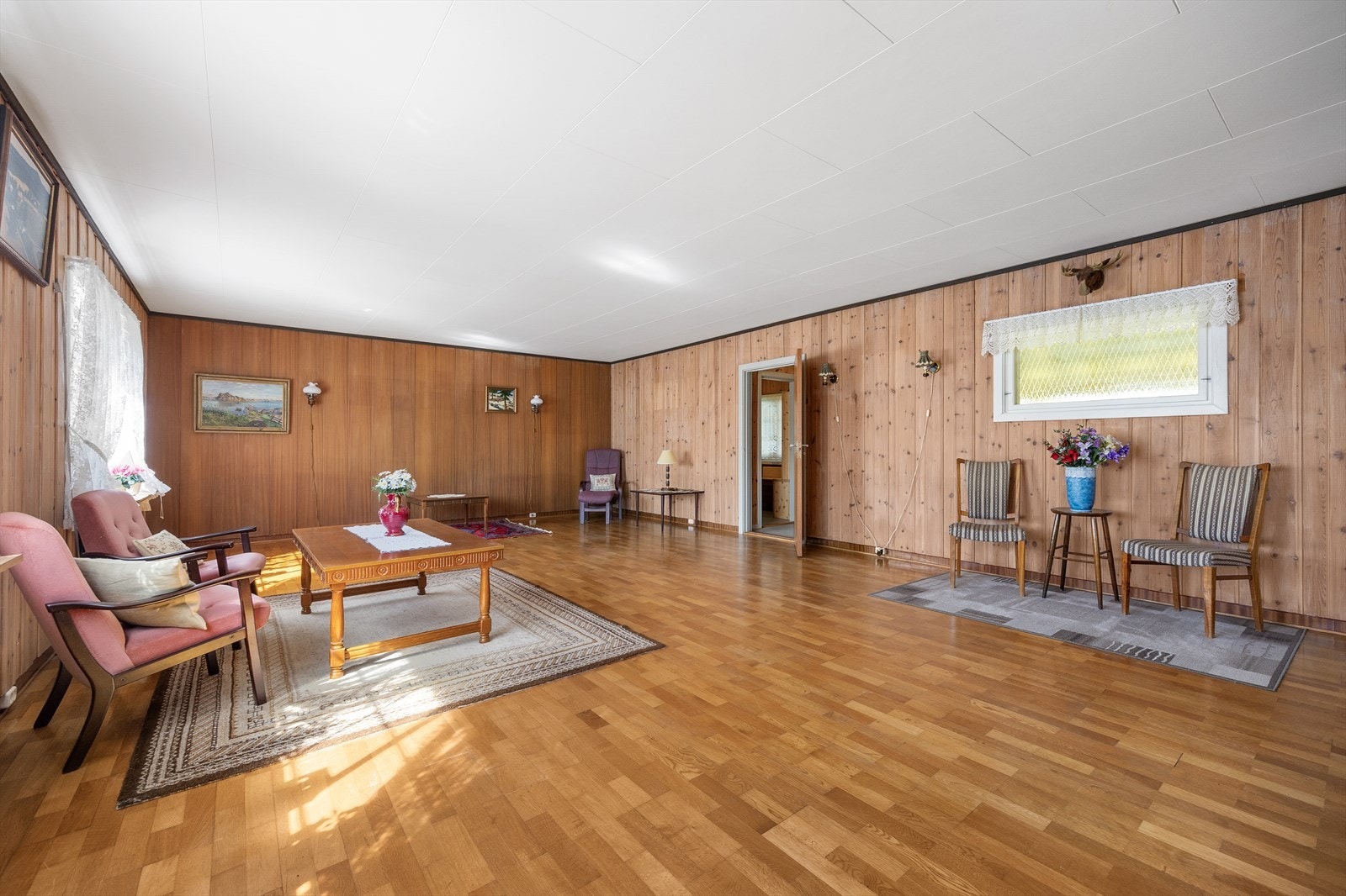 Stuen har god plass til flere sittegrupper. Galleribilde