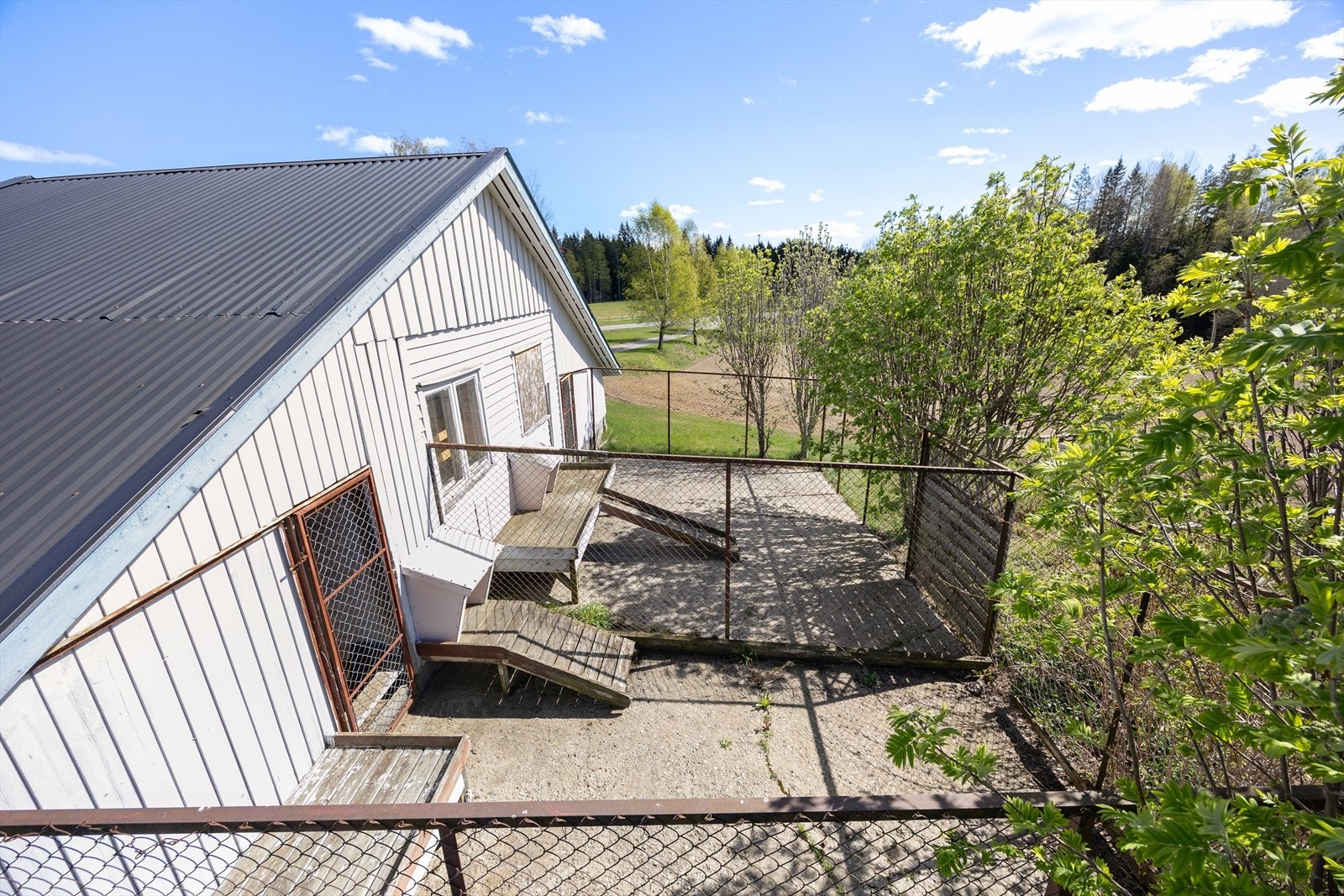 Til hundehuset hører en egen inngjerdet luftegård. Galleribilde