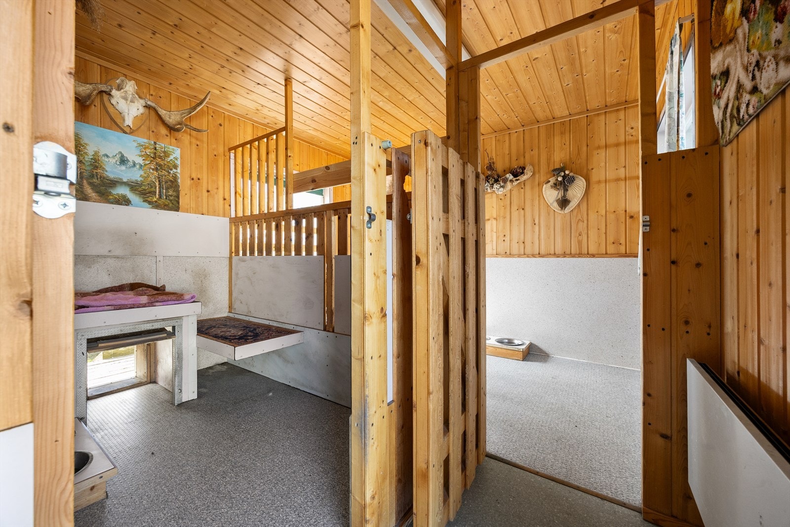 Hundehuset er praktisk innredet for dyrehold. Galleribilde