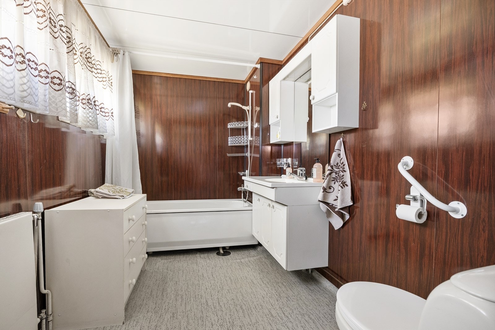 Badet er utstyrt med badekar, toalett og servantskap. Galleribilde