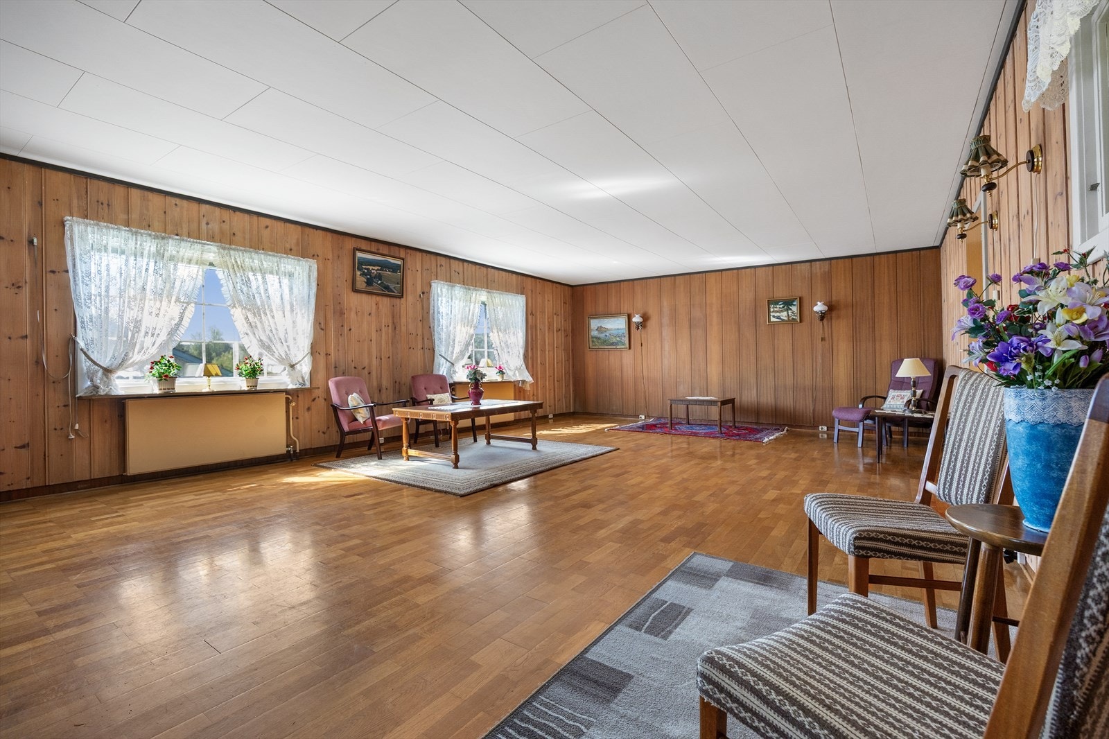 Vinduene i stuen slipper inn fint dagslys. Galleribilde