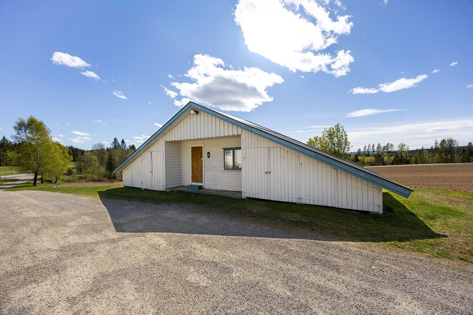 Et av uthusene på eiendommen, med potensial for verksted eller hobbyrom. Galleribilde