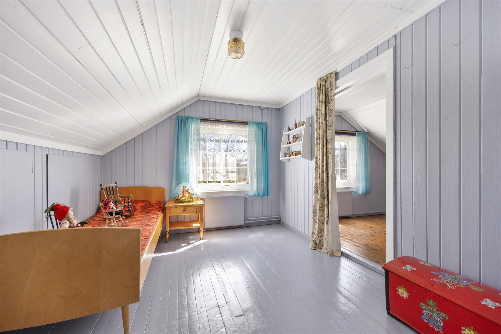 I 2. etasje er det to soverom med skråtak. Galleribilde