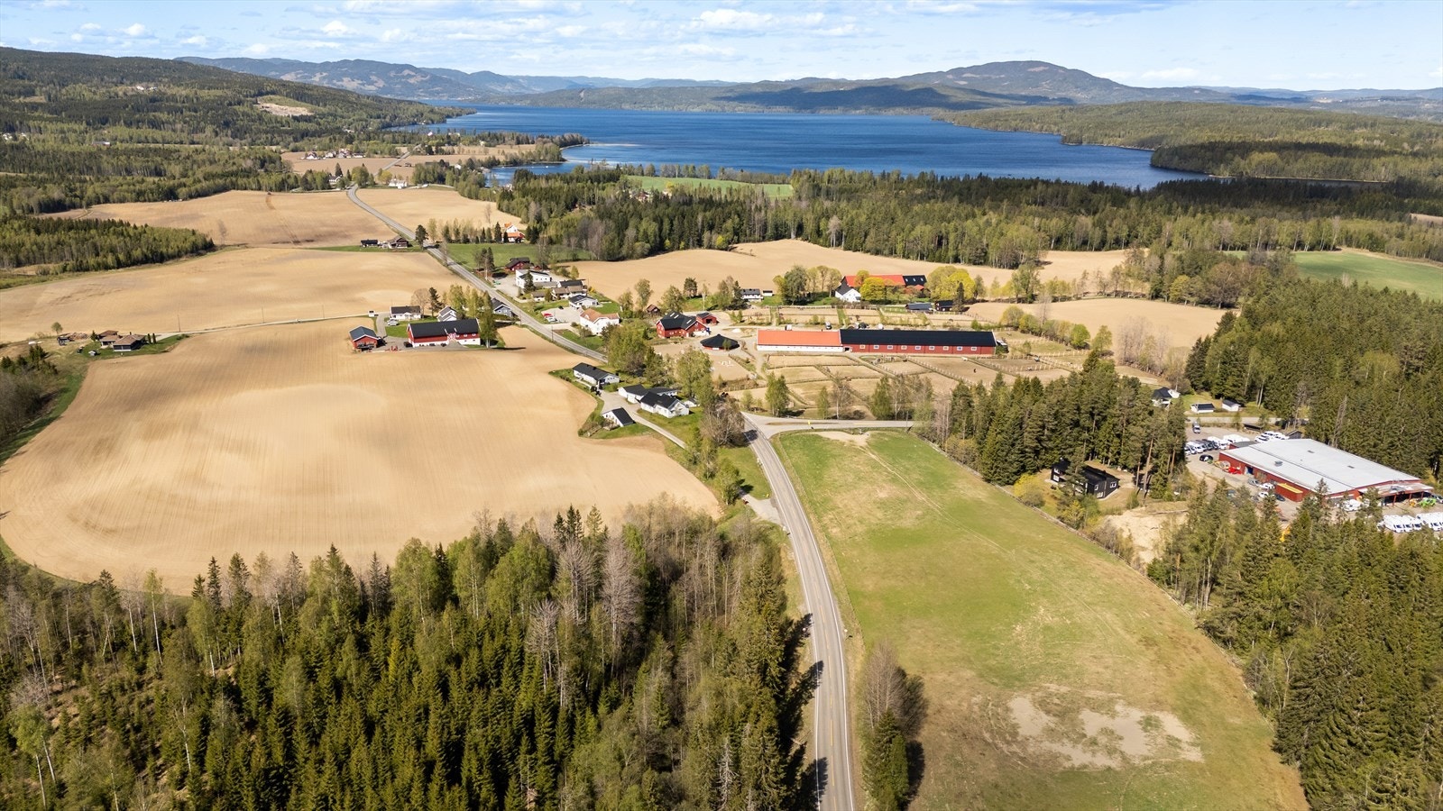 Eiendommen ligger i et landlig område med nærhet til både skog og mark. Galleribilde