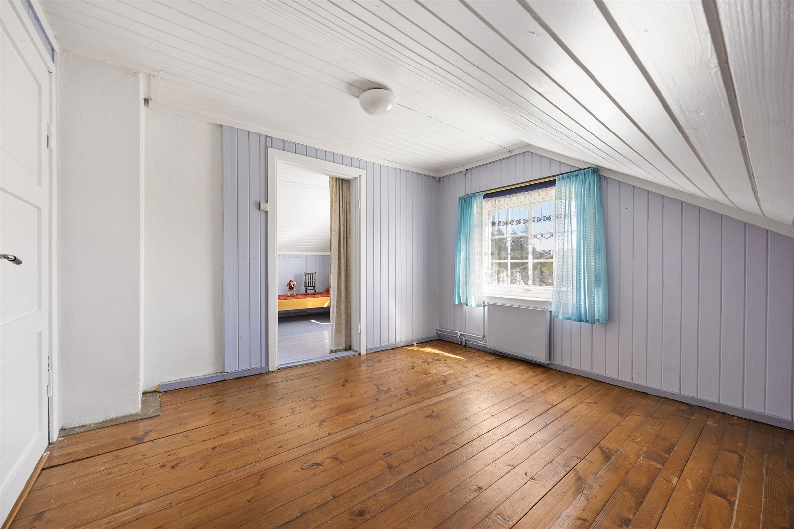 Rommene i 2. etasje har tregulv og panel på vegger og i tak. Galleribilde