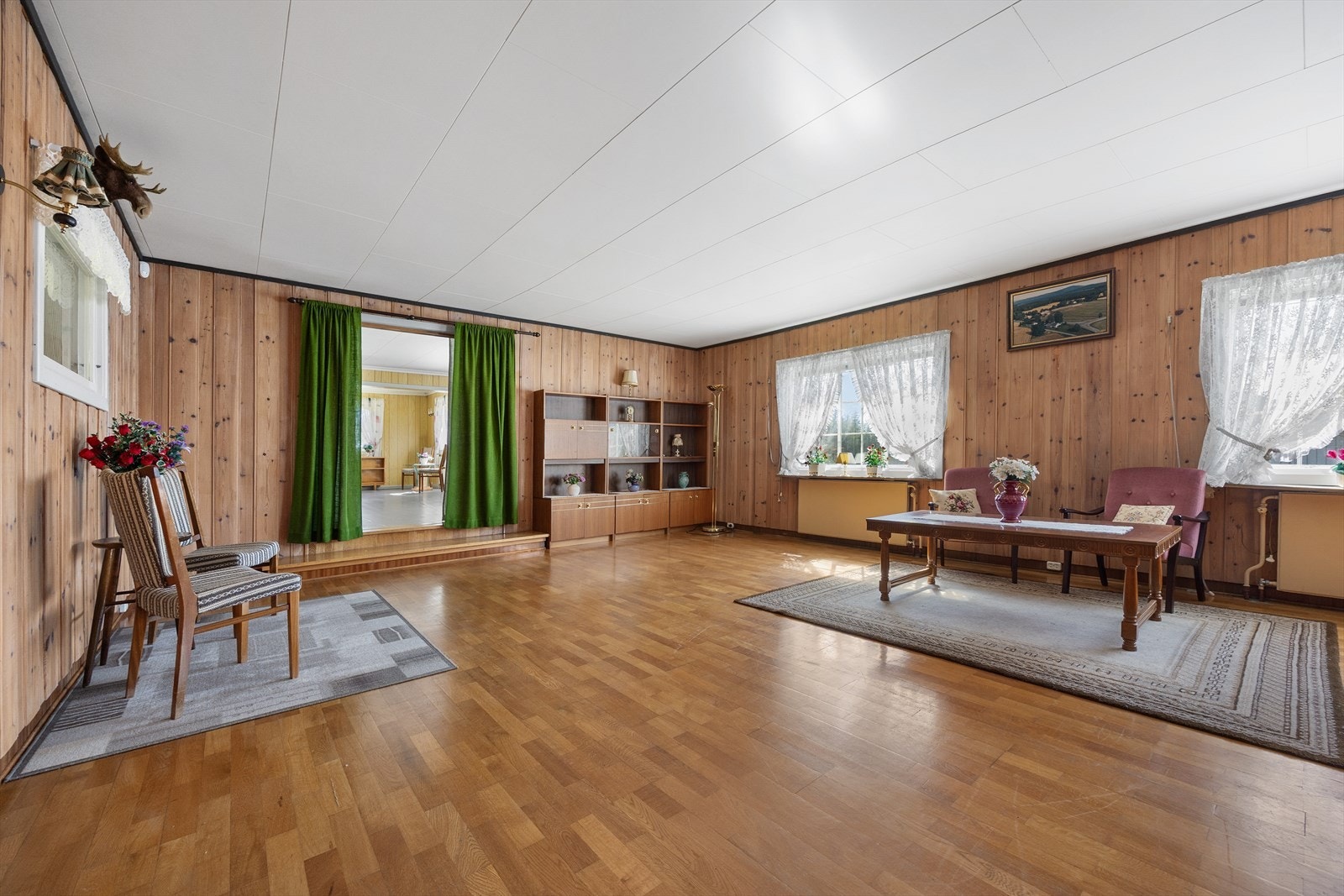 Romslig hovedstue med tregulv. Galleribilde