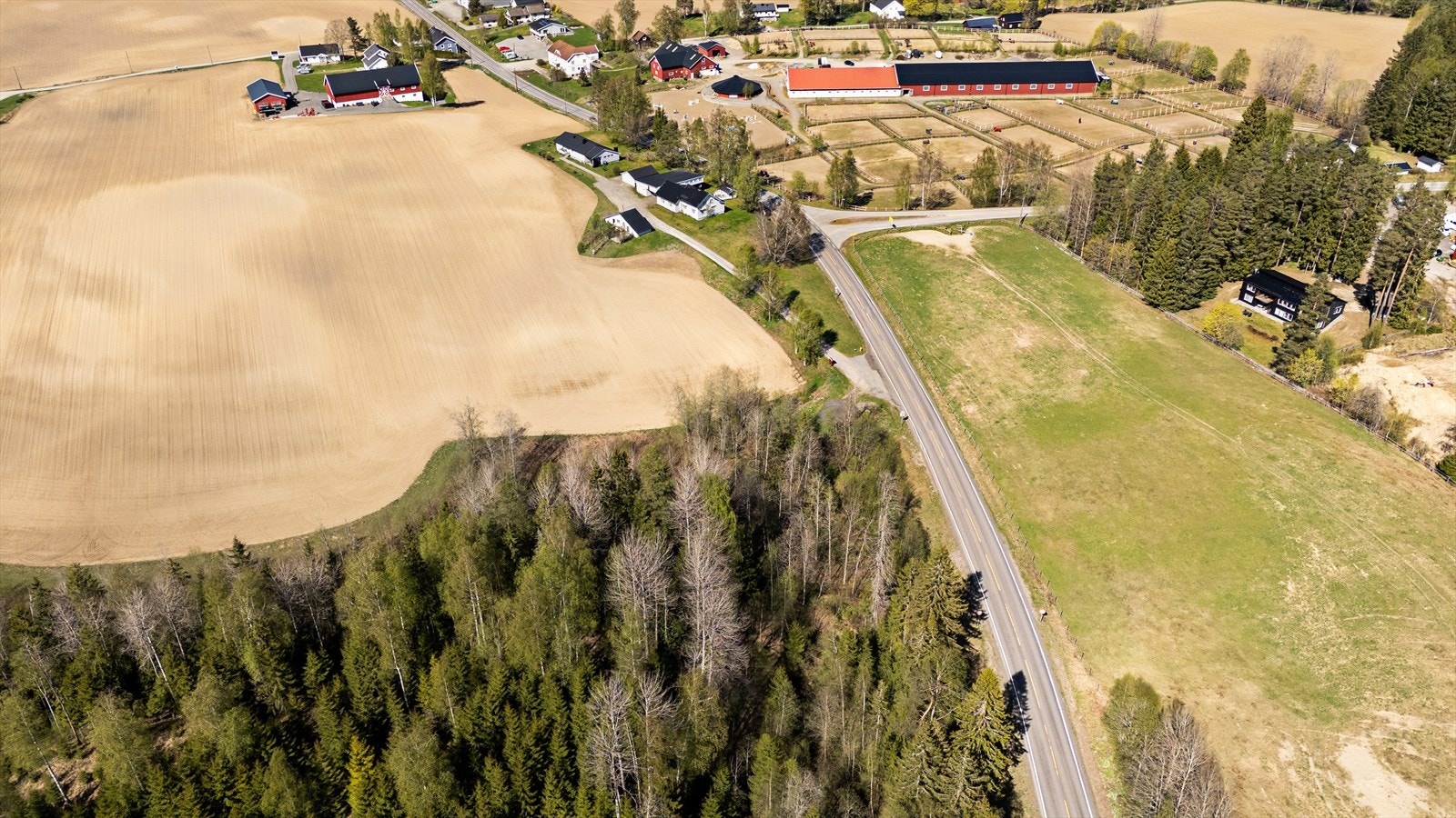 Fra eiendommen er det ca. 20 minutters kjøring til Gardermoen. Galleribilde
