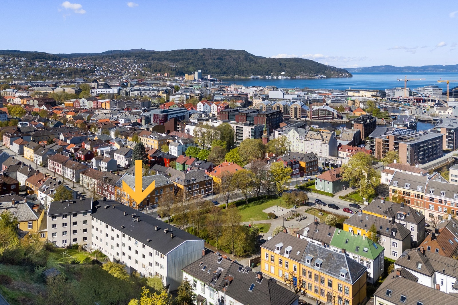 Leiligheten ligger utmerket til med kort avstand til både Solsiden, sentrum og Bakklandet. Av turmuligheter er det kort vei til promenaden langs Nidelva og Ladestien. Pilen viser blokka sin beliggenhet. Galleribilde