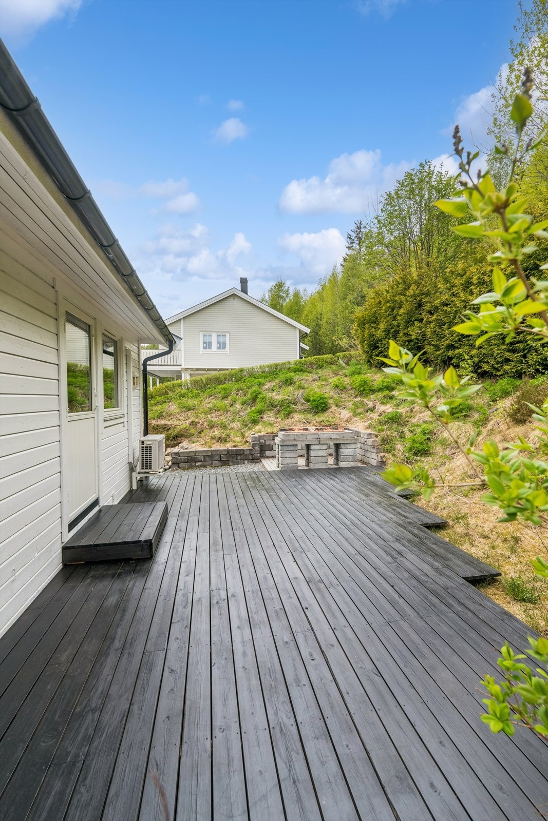 Den østvendte terrasseplattingen utgjør et usjenert og hyggelig uterom! Galleribilde