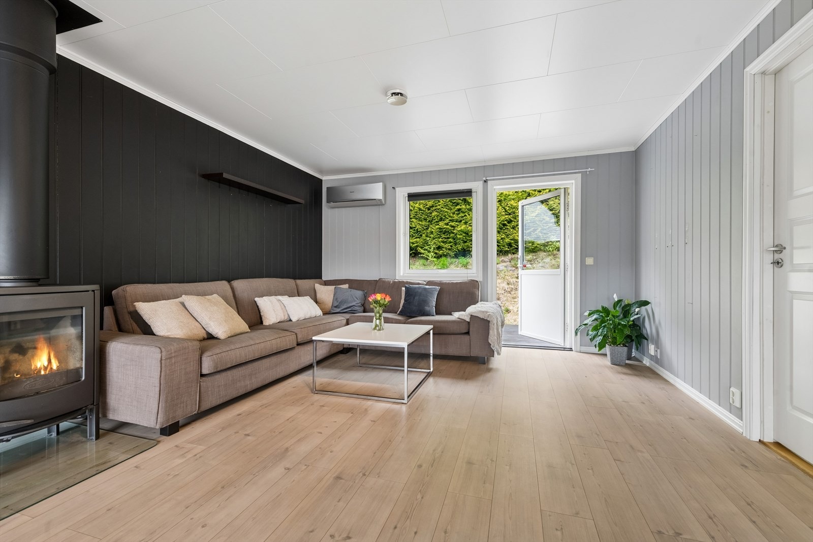 En vedovn fra Dovre gir ekstra varme, supplert av en effektiv varmepumpe. Galleribilde
