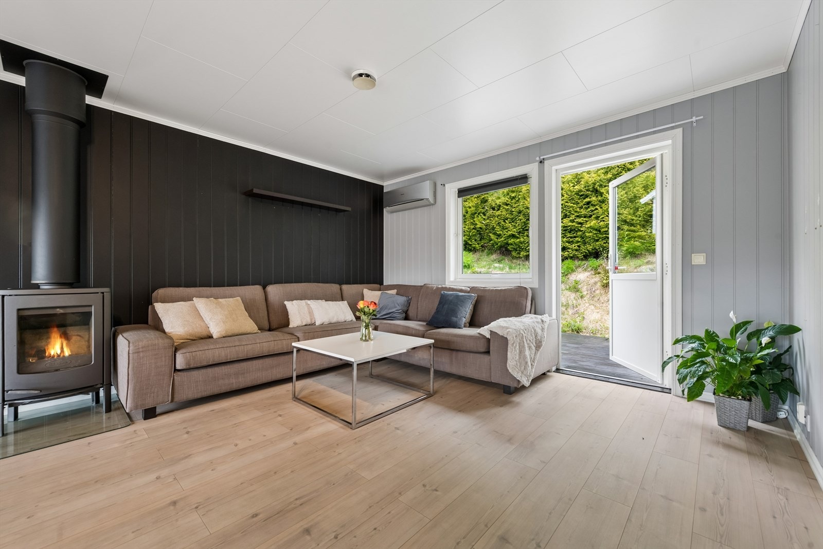 Stuen har også utgang til en terrasseplatting mot øst. Galleribilde