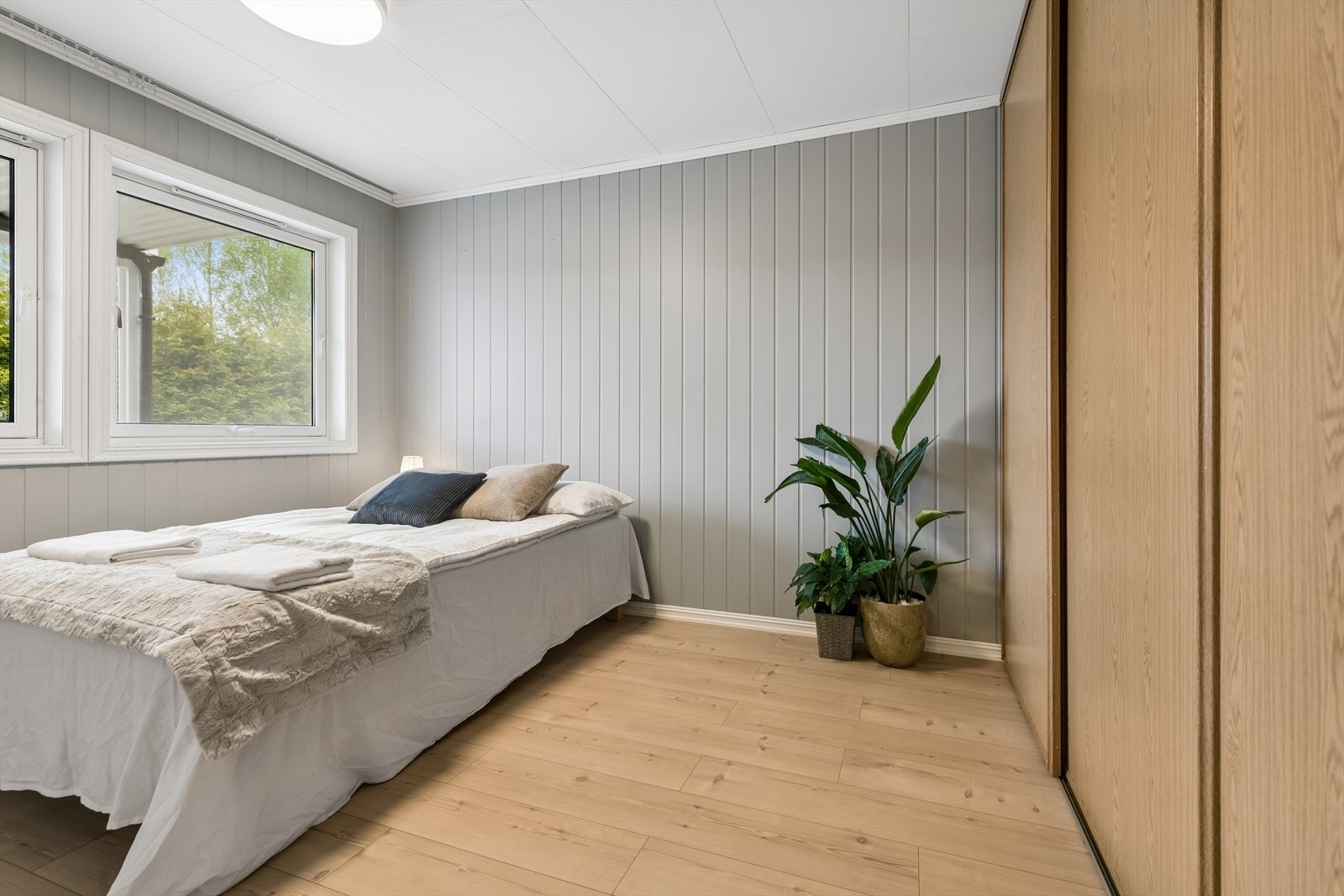 Det største soverommet i undertasjen er innredet med en romslig skyvedørsgraderobe. Galleribilde