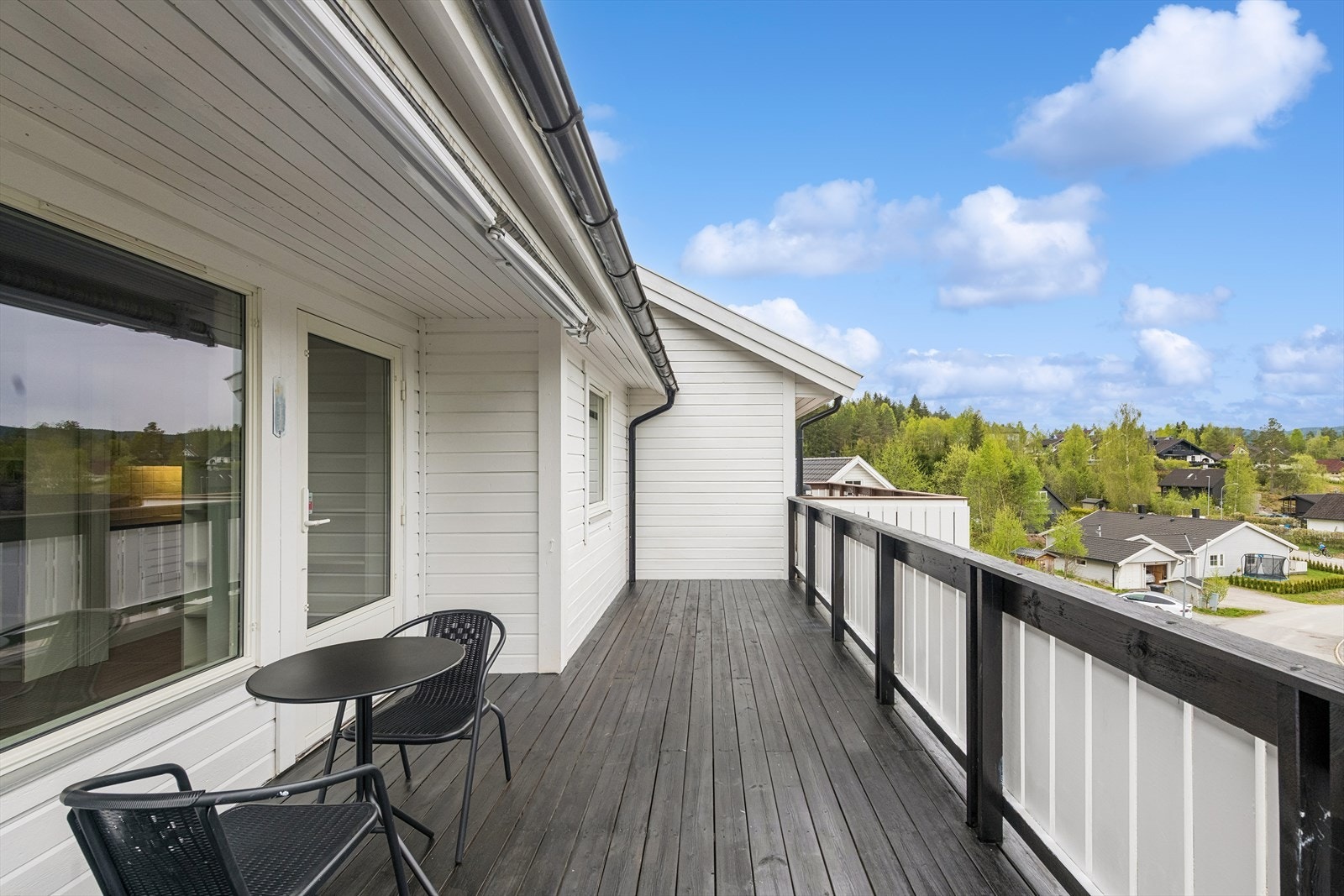 Den vestvendte verandaen er delvis overbygget og har godt med plass. Galleribilde